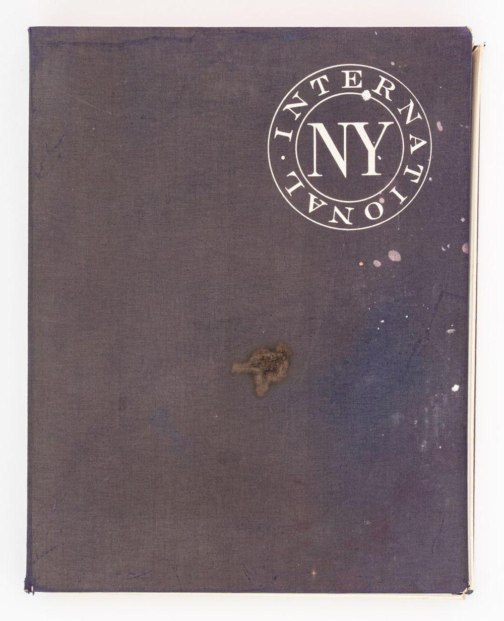 Allen Jones, Etc. Portafoglio internazionale di New York - Print di Unknown