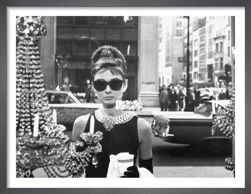 Unknown Black and White Photograph – Audrey Hepburn, Frühstück bei Tiffany's (1961)