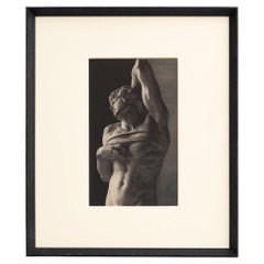 Imagen en blanco y negro de una escultura de Miguel Ángel, 1940, fotograbado, enmarcada