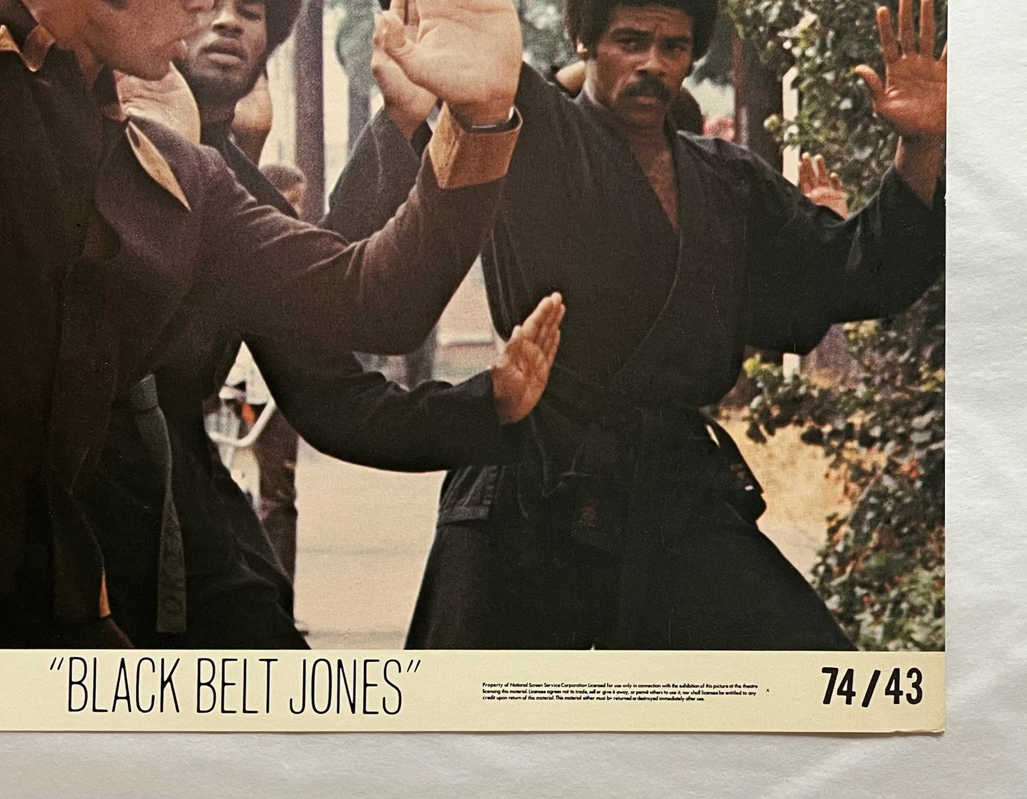 Cinturón negro Jones - Tarjeta de vestíbulo original de 1974 - Print Moderno de Unknown