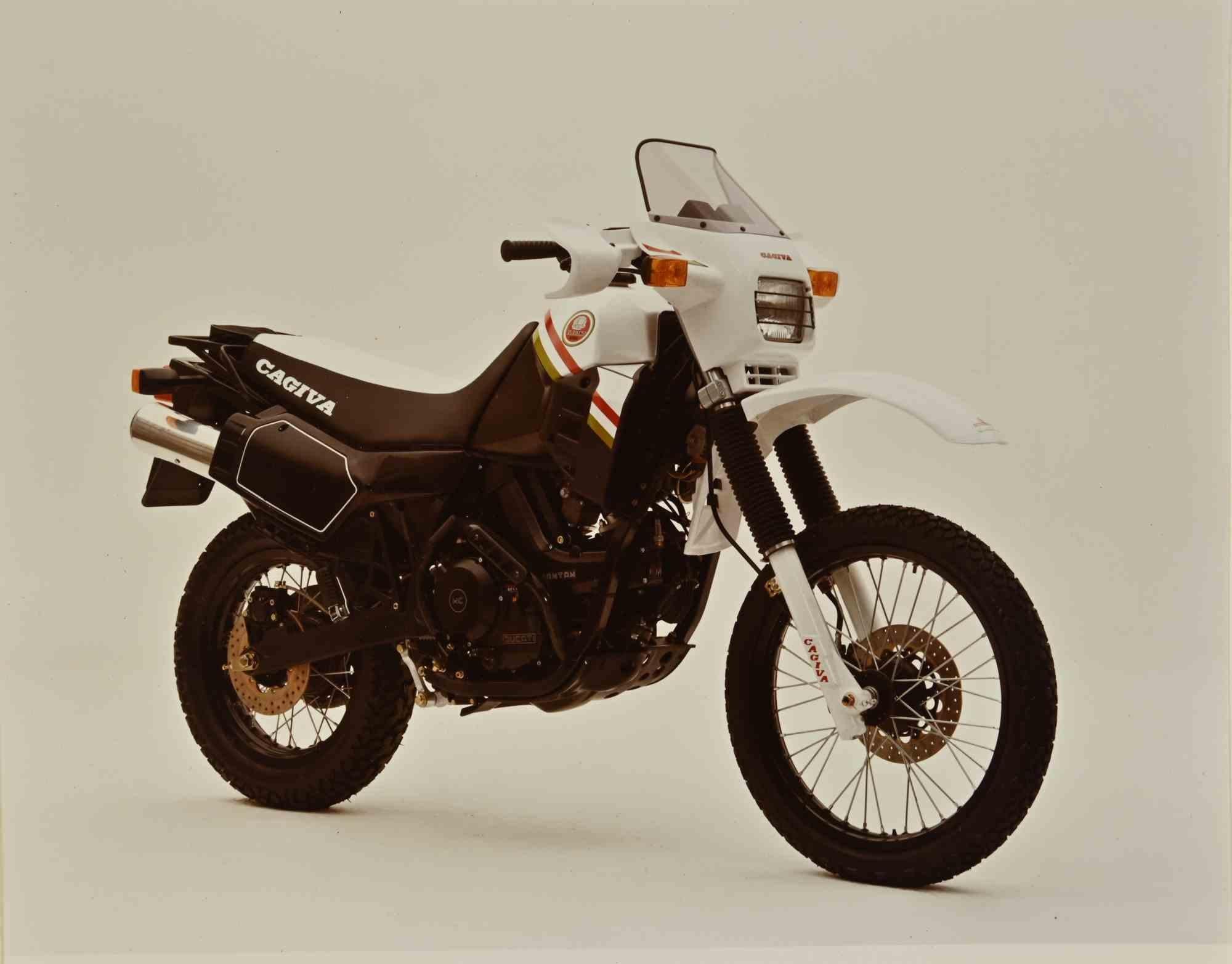 Cagiva Motorbikes è una serie di stampe offset su carta realizzate nel XX secolo. 

14 stampe su carta.

Buone condizioni con alcuni segni di foxing e tracce di colla.
