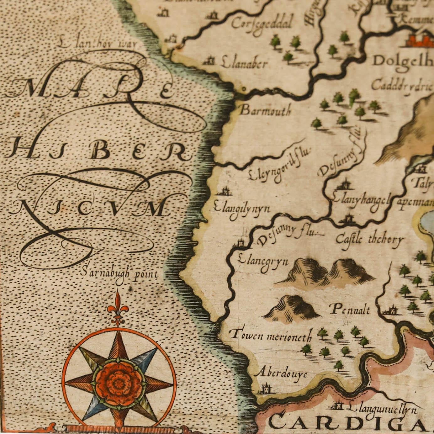 Carte de comté de Merioneth gravée sur cuivre, basée sur le travail de Christopher Saxton (1540-1610) et gravée par William Kip (fl.1598-1610) pour le livre 'Britannia' de William Camden. Avec coloriage à la main. Présenté dans un cadre blanc et