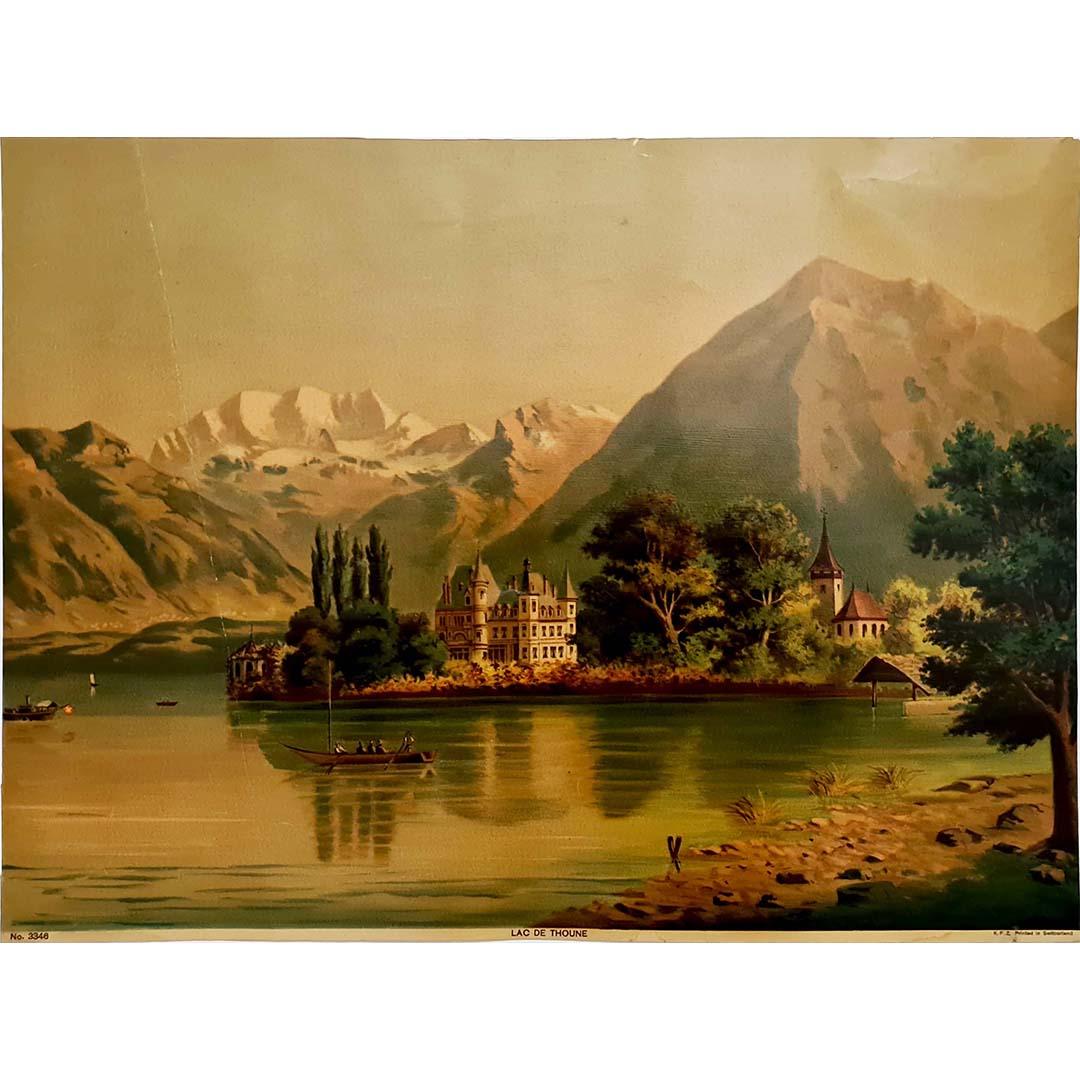 Très belle chromolithographie du début du XXe siècle représentant le lac de Thoune.
Le lac de Thoune est un lac alpin situé dans la région de l'Oberland bernois en Suisse. Ses rives sont parsemées de villes, dont Thoune, et d'églises romanes. Dans
