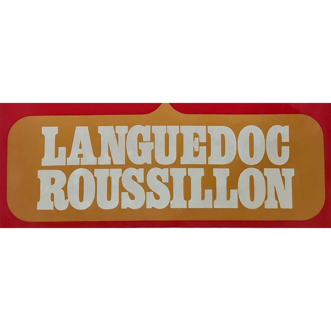 Affiche vintage datant d'environ 1930 célébrant la région du Languedoc-Roussillon en vente 1