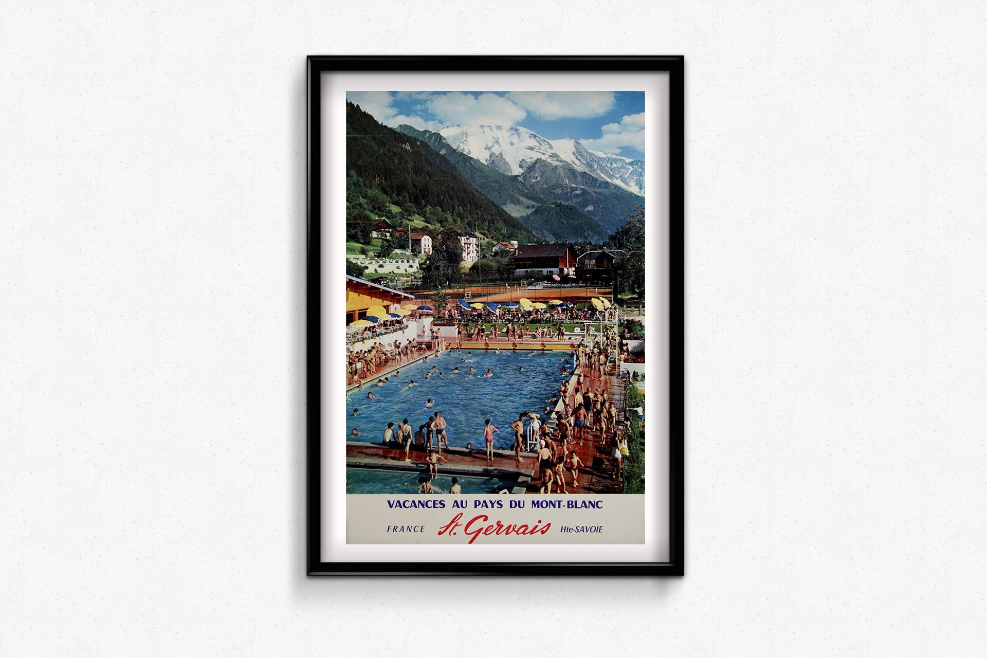 Este cartel de viaje de hacia 1960 promociona Saint-Gervais-les-Bains, una encantadora ciudad alpina de la Alta Saboya, Francia, conocida por sus impresionantes vistas del Mont Blanc y su cultura de balnearios termales. La vívida fotografía capta