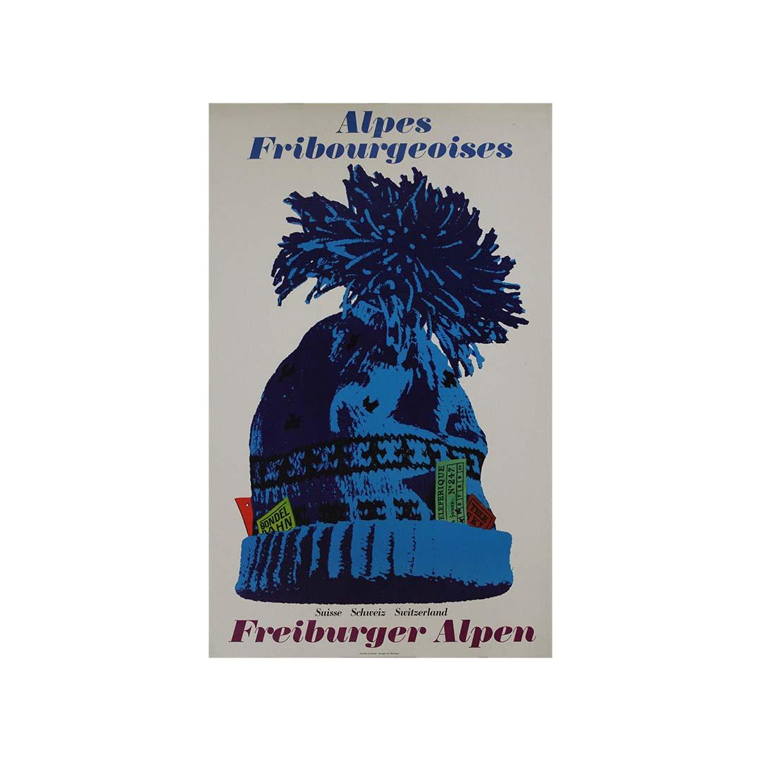 Dieses Original-Reiseplakat von ca. 1970 ist eine eindrucksvolle und verspielte Darstellung der Freiburger Alpen, einer malerischen Bergregion in der Schweiz. Dieses Plakat, das im Rahmen einer Werbekampagne für die Region entworfen wurde, fängt den