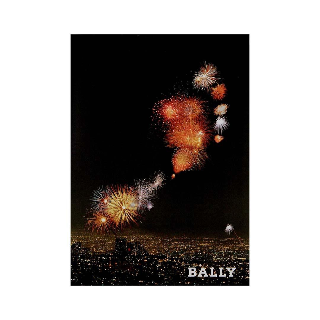 Dieses Original-Werbeplakat für Bally aus dem Jahr 1990 verkörpert die für die Marke typische Mischung aus Eleganz, Innovation und Raffinesse. Bally wurde 1851 gegründet und ist seit langem ein Synonym für Schweizer Handwerkskunst und Luxusschuhe,