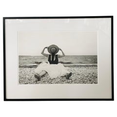 Zeitgenössisches Porträt einer Frau mit Fotodruck mit dem Titel „Staw Hat“