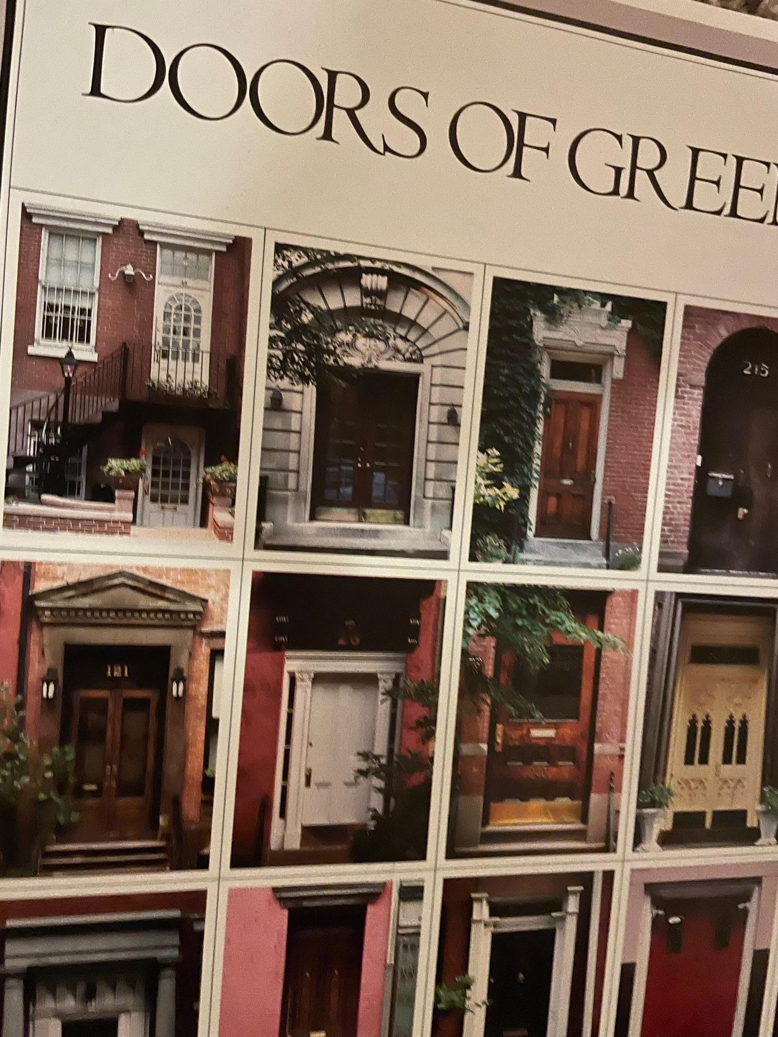 Il Greenwich Village ha una ricca storia e le sue porte sono un'ottima fotografia. 
Questo poster è colorato e facile da incorniciare in una cornice standard per poster.  Se sei interessato, possiamo anche incorniciarlo.
È in buone condizioni.