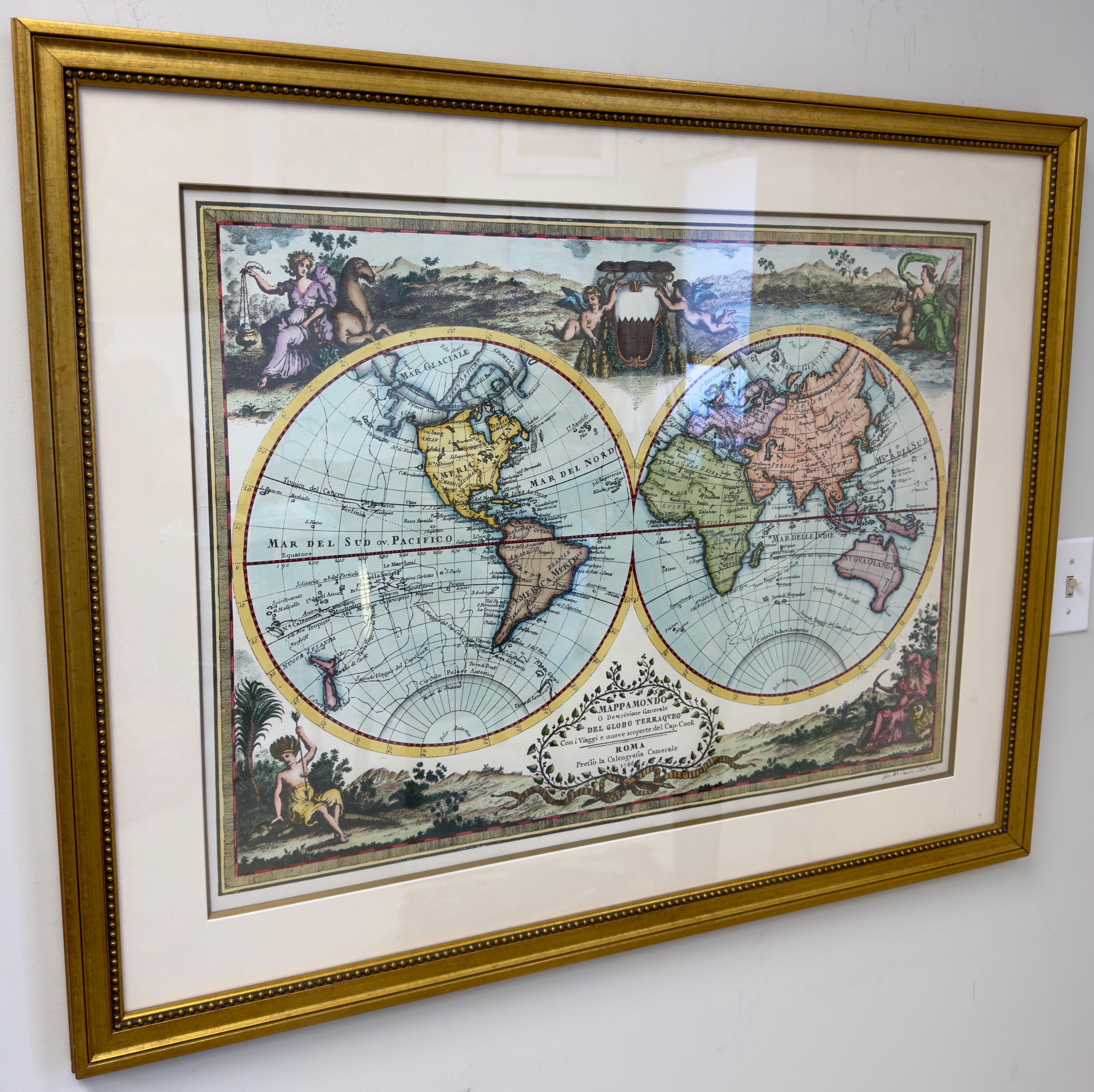 Eine alte Weltkarte mit doppelter Hemisphäre. Die Karte ist eine Reproduktion des Originals der Mapa Mondo aus dem Jahr 1788 in Rom, Italien. Die Karte ist mit Putten, Engeln und Dämonen verziert. Eine Gartenlandschaft umrahmt die doppelten runden