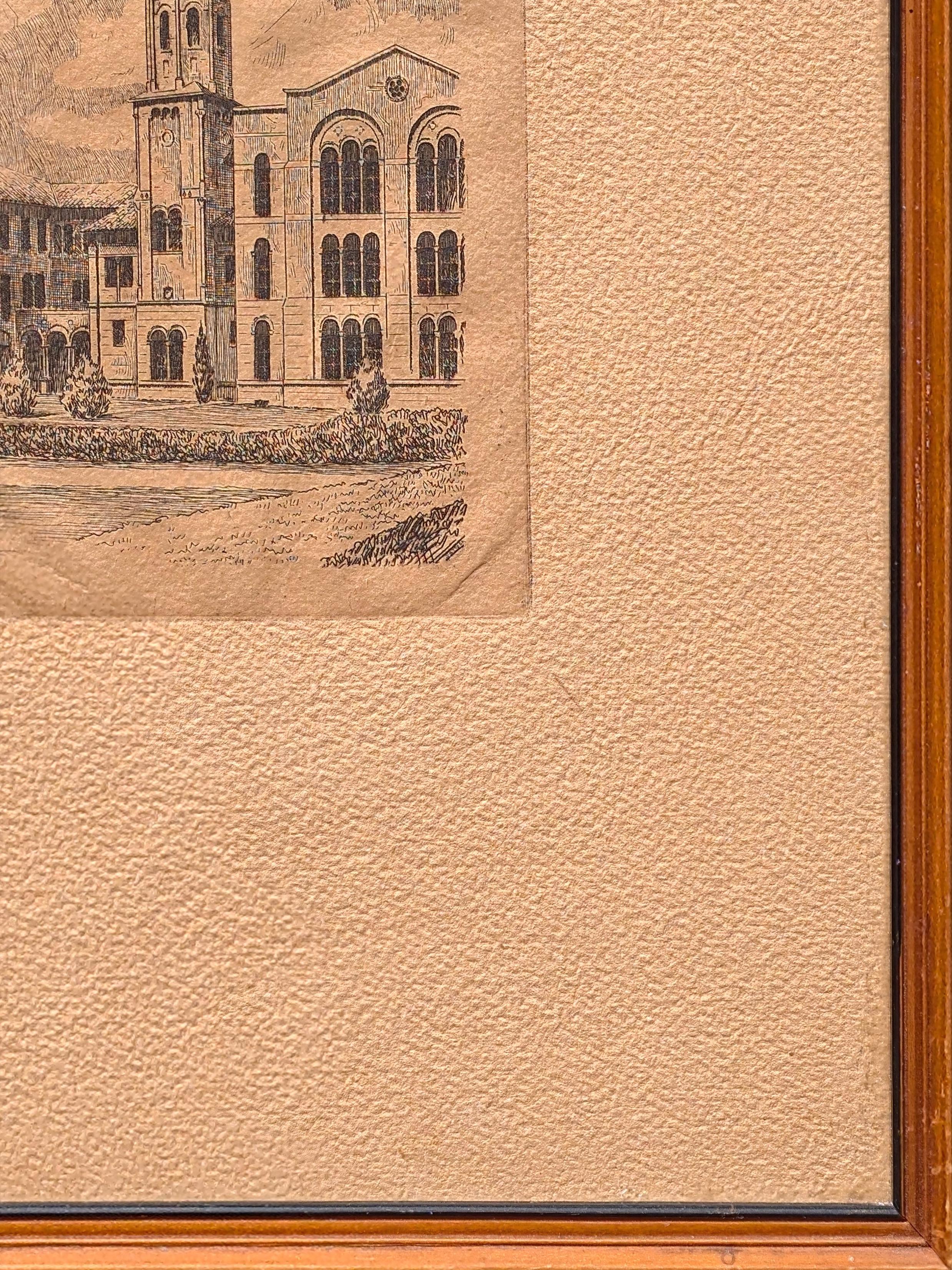 Grabado realista temprano de la arquitectura alrededor del campus de la Universidad Rice en Houston, TX por un estudiante sin nombre. La obra presenta una vista recortada de una torre y una zona de patio abierto. Actualmente colgado en un marco de
