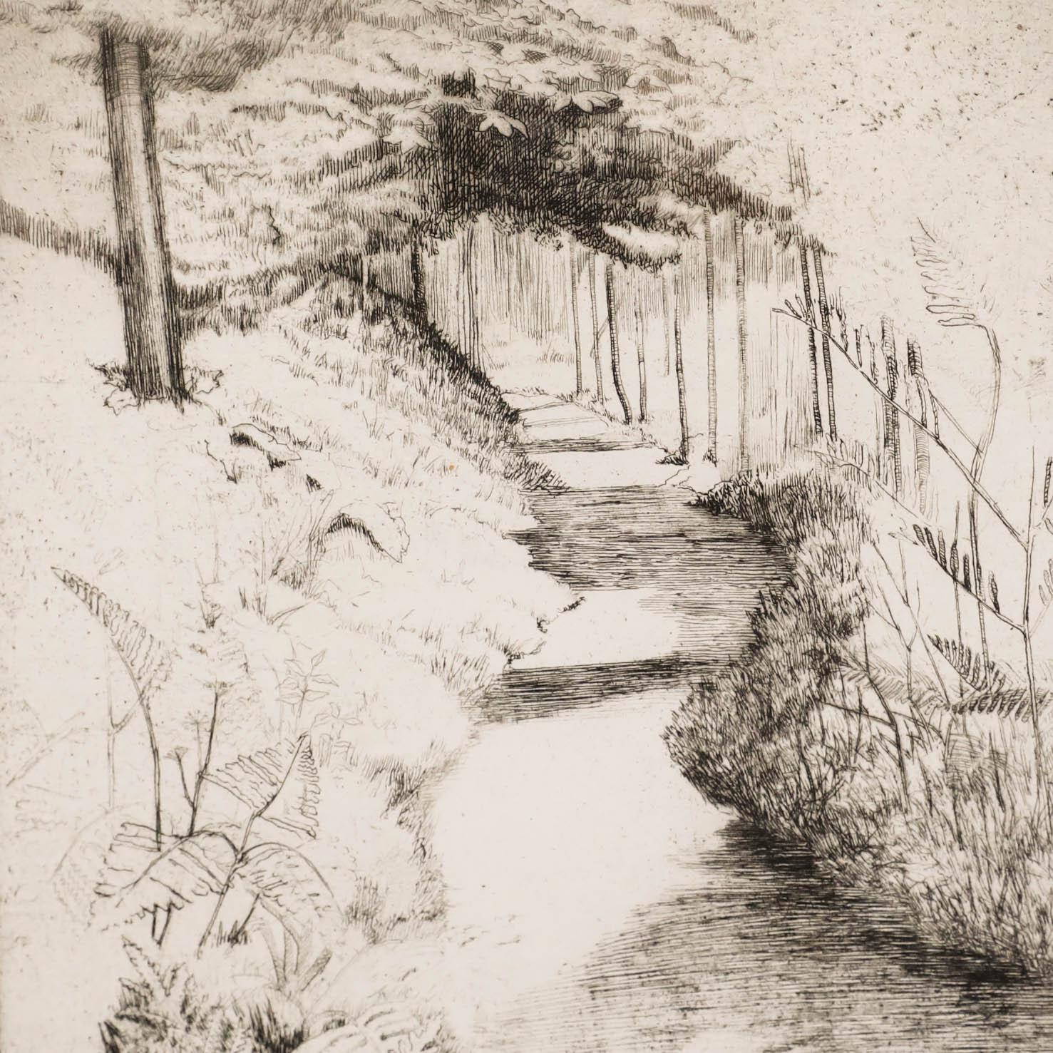 Cette délicate gravure représente un paysage rural serein, avec un ruisseau ou une petite rivière qui serpente à travers un terrain légèrement vallonné, parsemé de végétation et de clôtures rustiques.
Nom de l'artiste inscrit, titré et daté au