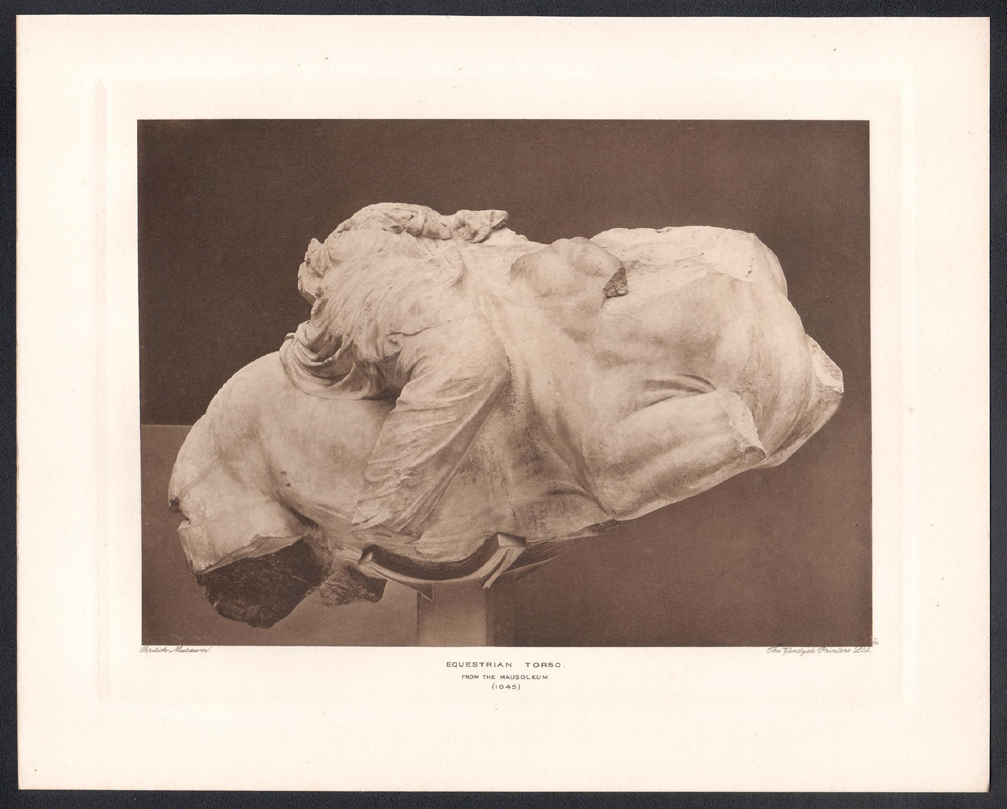 Torso ecuestre, fotograbado de escultura clásica romana del Museo Británico - Print de Unknown