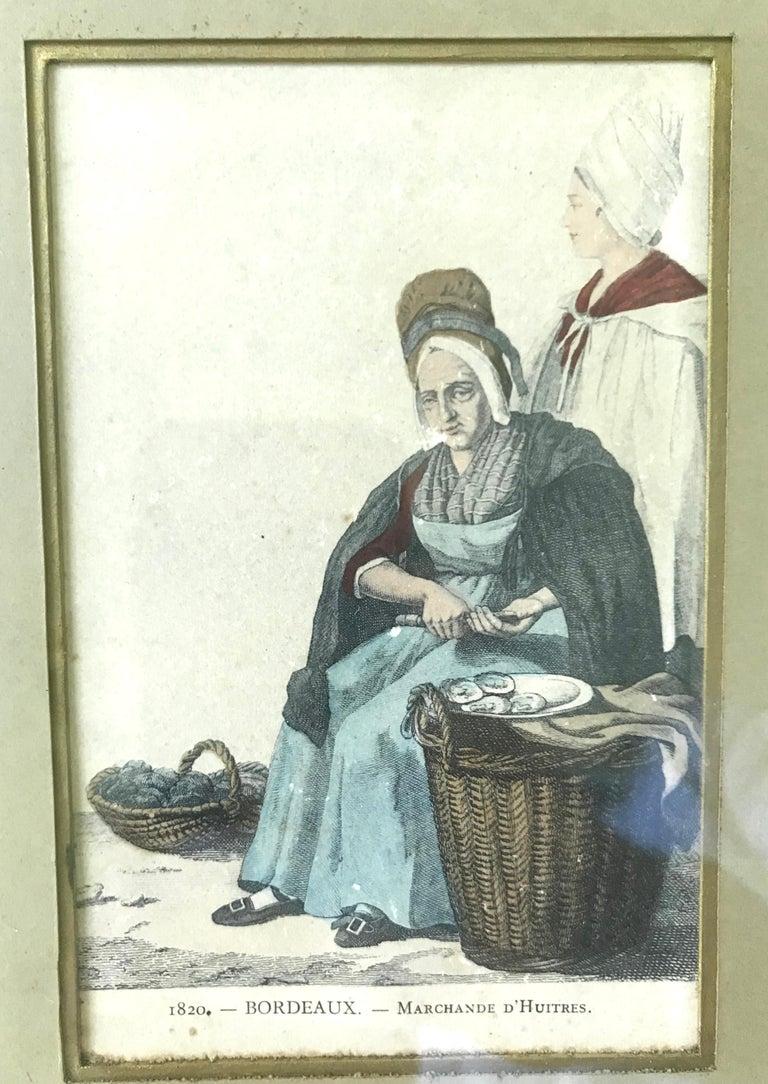 Personaggi di Bordeaux incorniciati. Dieci eleganti incisioni francesi colorate a mano di personaggi / vocazioni Bordelais timbrate 1820 sotto una stuoia celadon con vetro antico increspato in una cornice intagliata dorata in stile Regency. Francia,