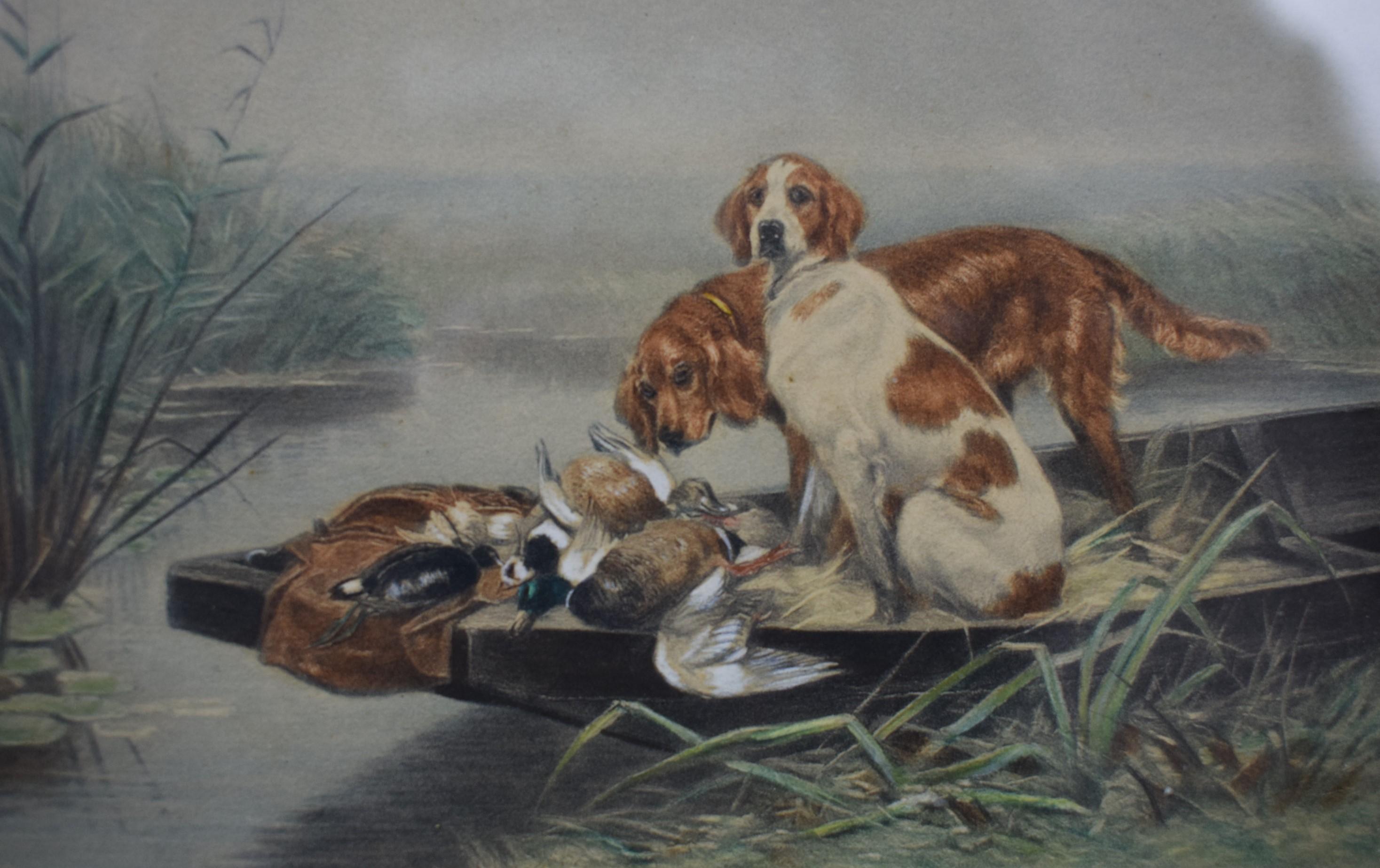 Französischer farbiger Teller aus dem Jahr 1895 mit der Darstellung zweier Jagdhunde mit Enten auf einem Skiff