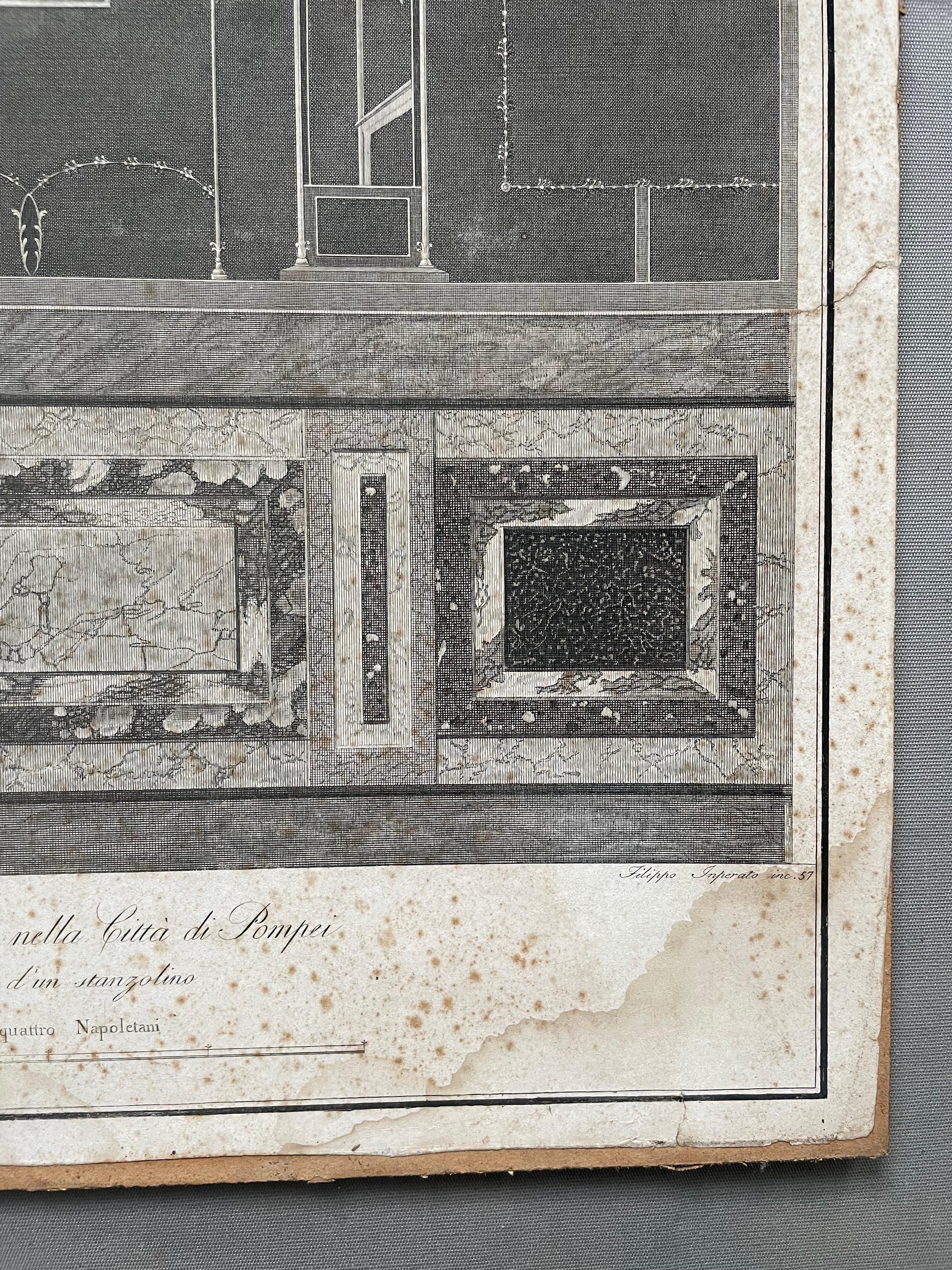 Fresken in einem Haus in Pompeji, Kupferstich von Filippo Imperato nach Francesco Morelli. 
Laminiert auf Karton. 
Flecken und Stockflecken. 
Rissspuren an den Rändern, fehlendes Papier unten links am Rand. 
63 x 43.5 cm