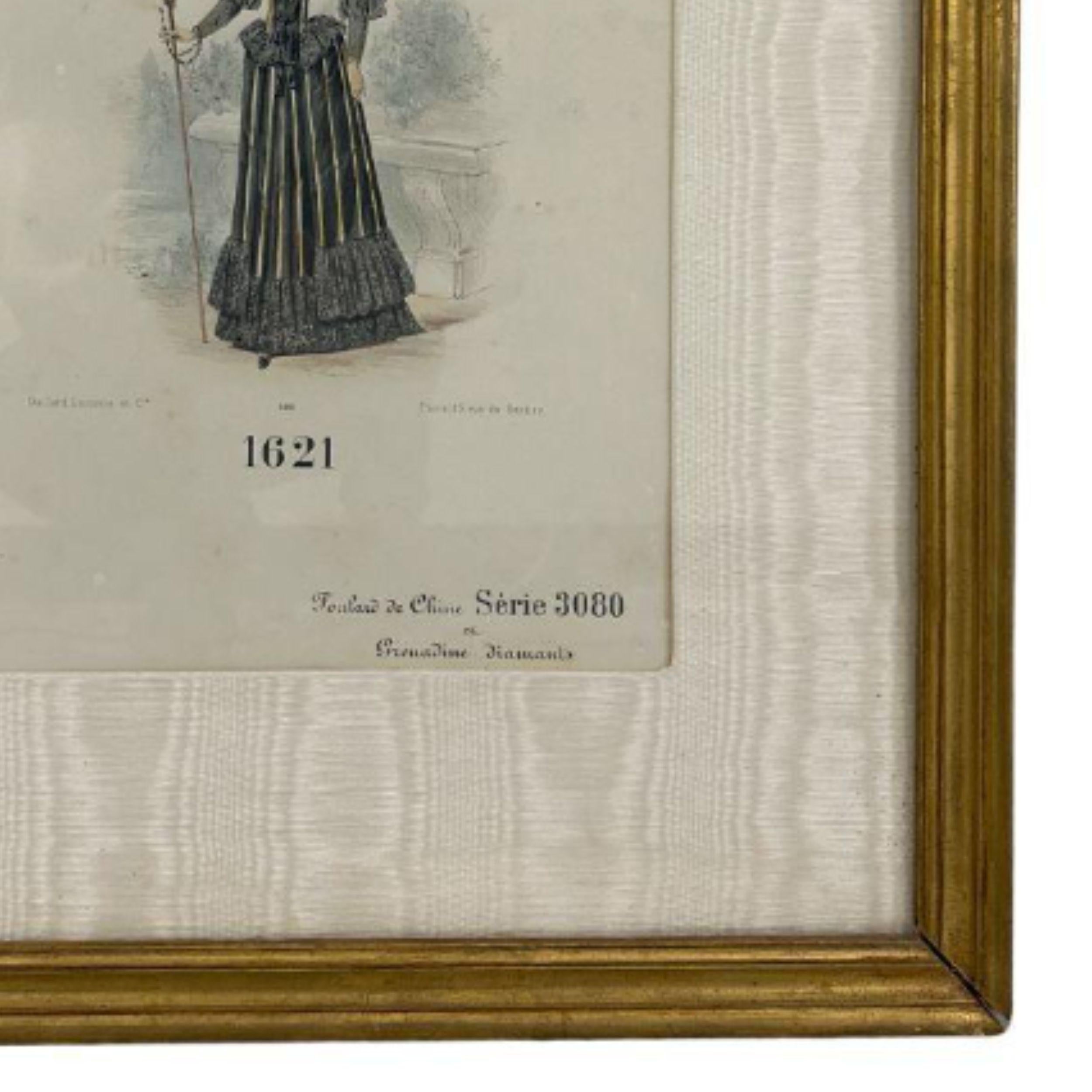 Versetzen Sie sich in die Eleganz der viktorianischen französischen Mode mit dieser Vintage-Lithografie, die exquisite La Mode-Damenkleider zeigt. Die ungerahmte Größe des Drucks beträgt 13,5