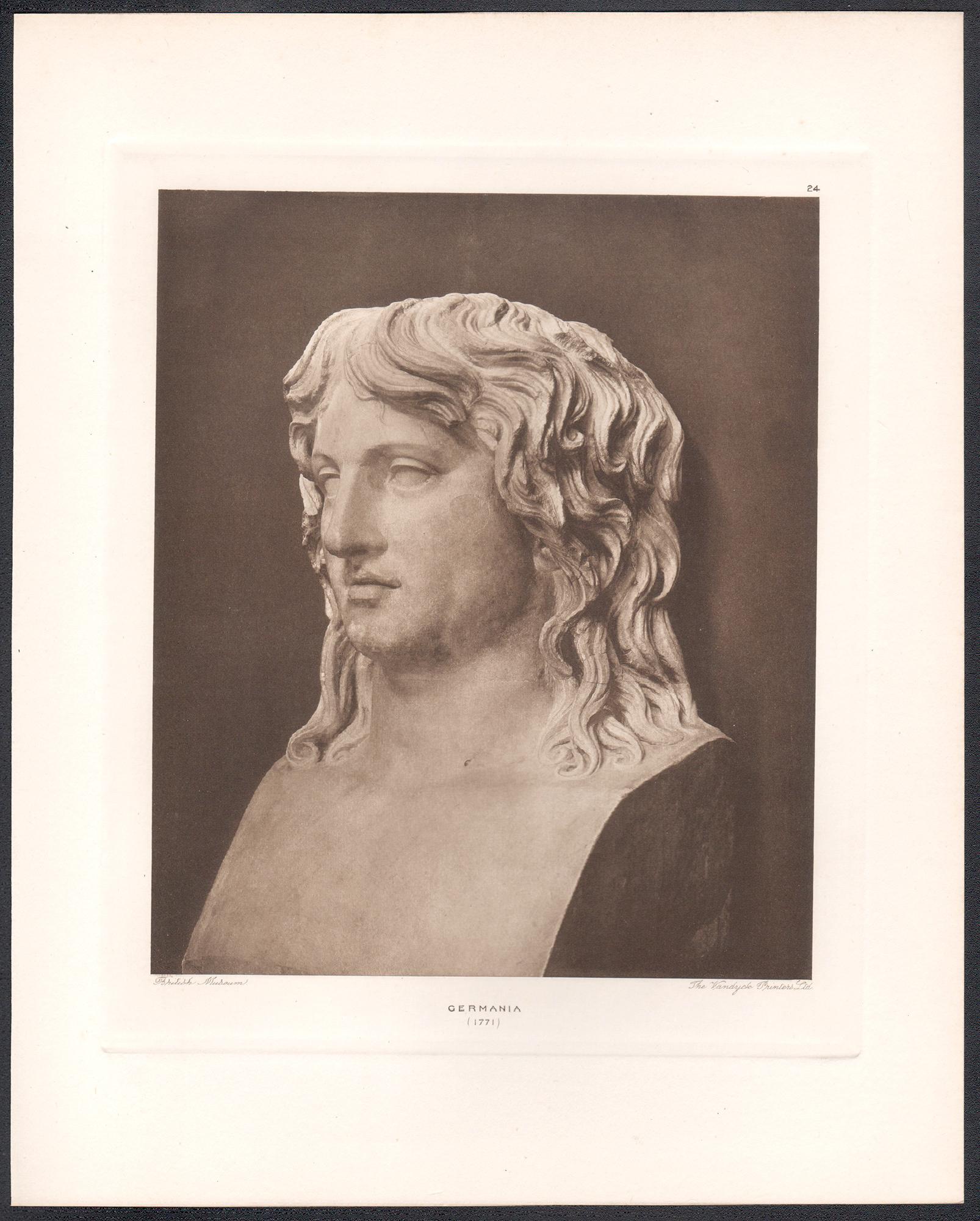 Germania, fotograbado de escultura clásica romana del Museo Británico - Print de Unknown