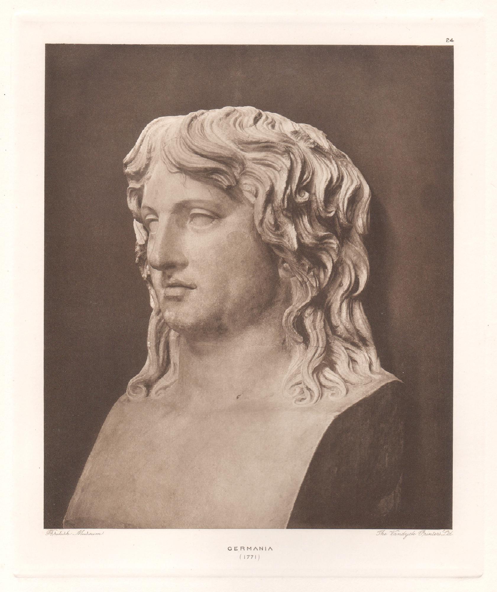 Figurative Print de Unknown - Germania, fotograbado de escultura clásica romana del Museo Británico