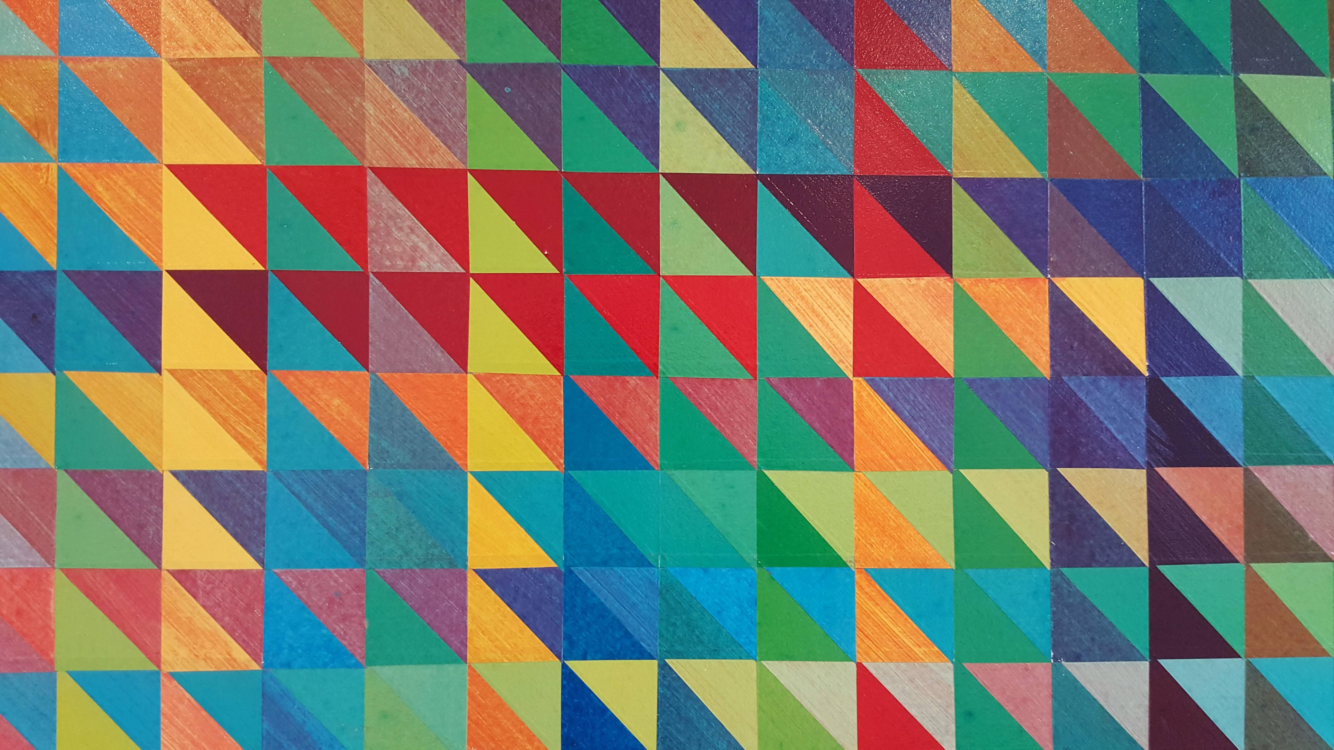 Provenant d'une importante propriété de Dallas au Texas. 

Cette œuvre d'art est un assemblage d'innombrables triangles de papier découpés et peints à la main, disposés de manière à créer une profondeur de champ géométrique captivante. Les formes