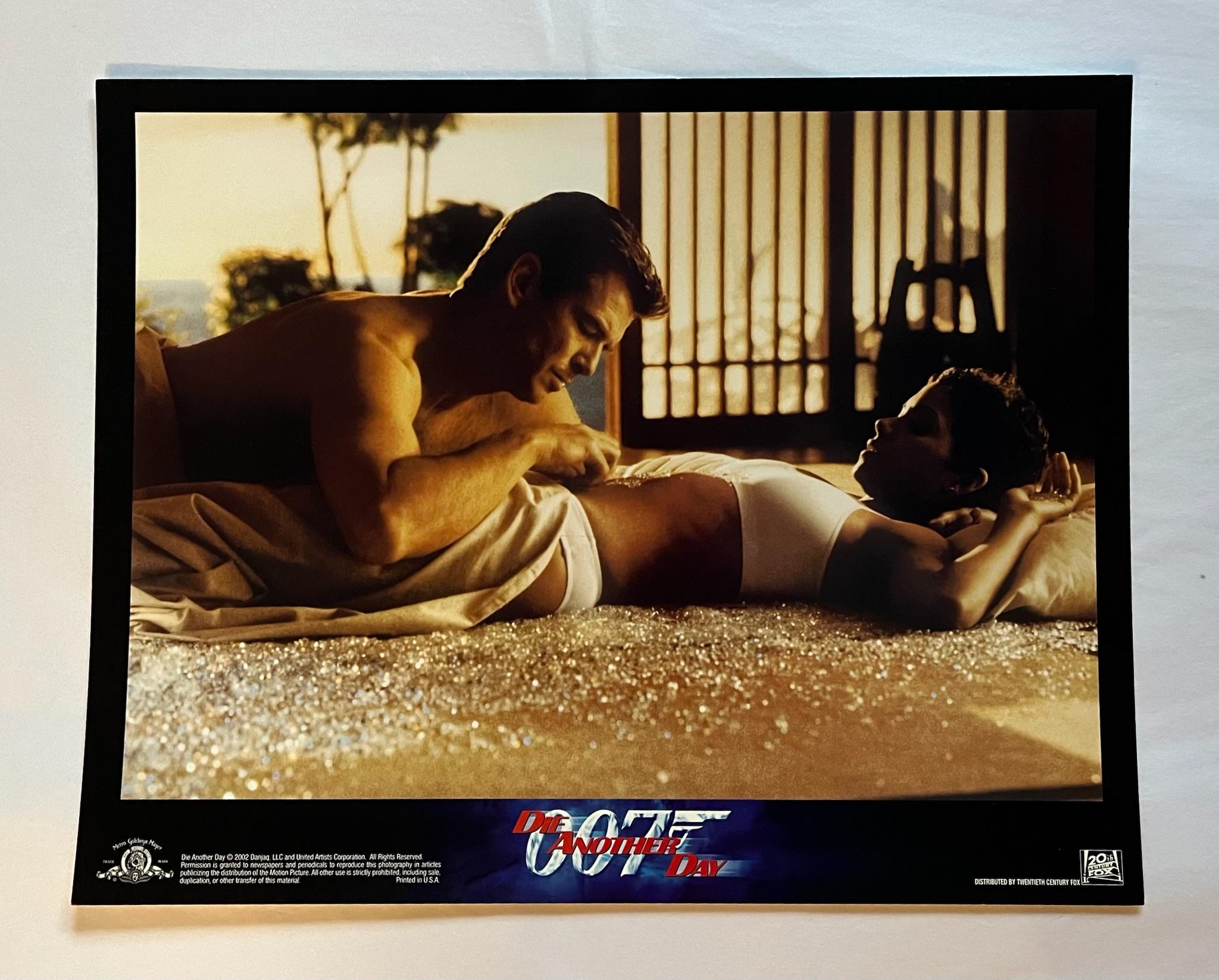 James Bond Muere otro día - Tarjeta de vestíbulo original de 2002 - Print de Unknown