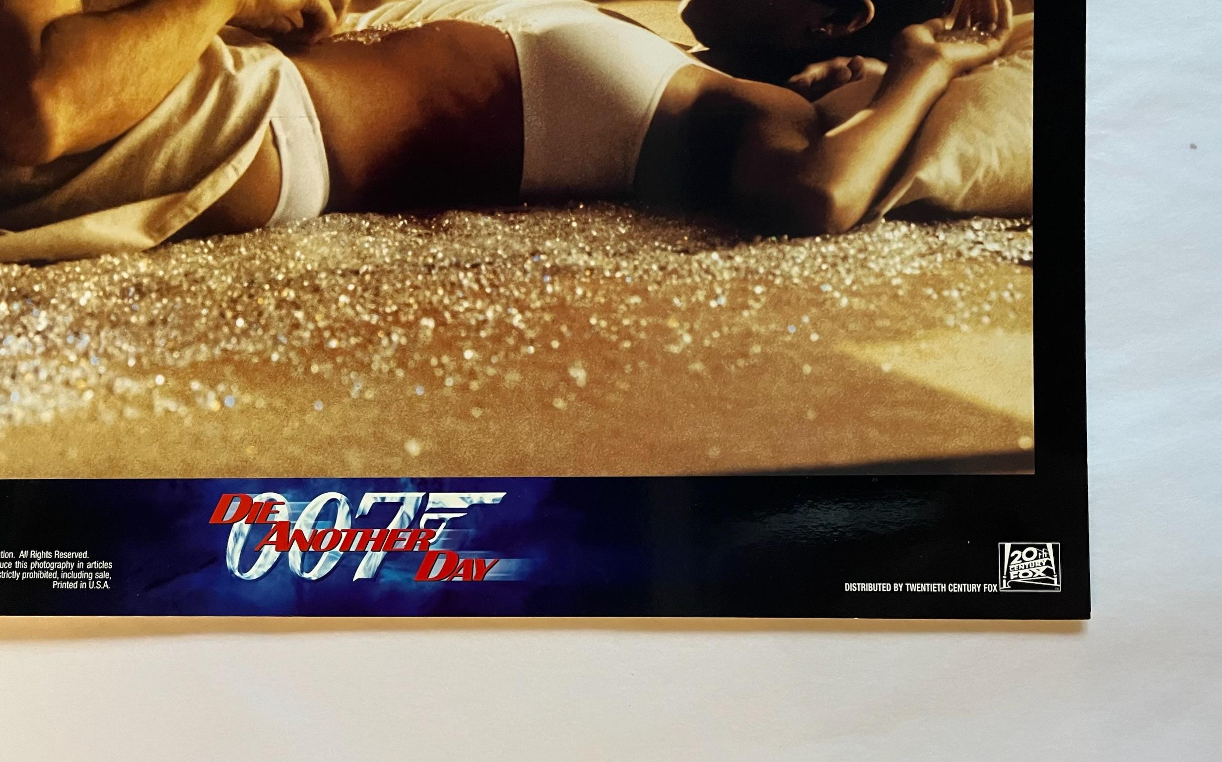 James Bond Muere otro día - Tarjeta de vestíbulo original de 2002 - Figurative Print Negro de Unknown
