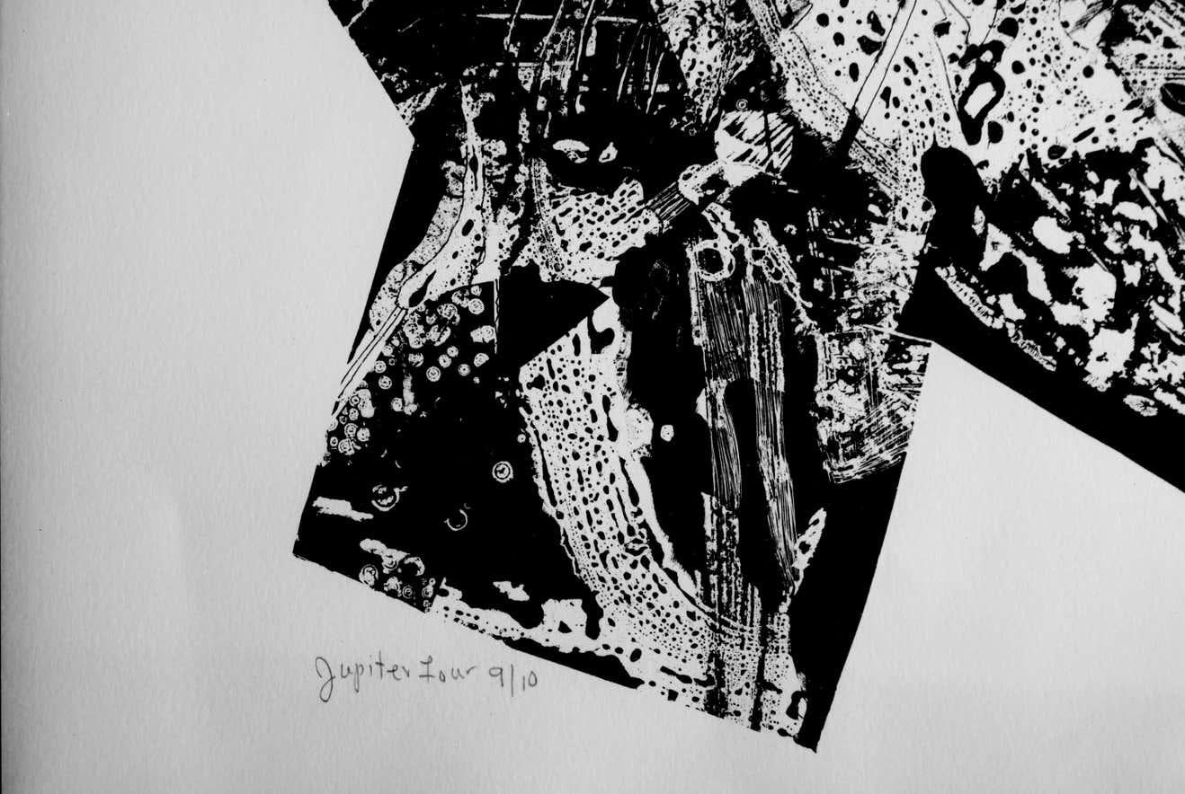 Une lithographie abstraite, en noir et blanc, contenue dans une forme intéressante entourée d'un espace négatif net. Signé L. Siekman, titré Jupiter Four et numéroté 9/10. Il fait partie d'une série.
Nous avons 8 lithographies (différentes