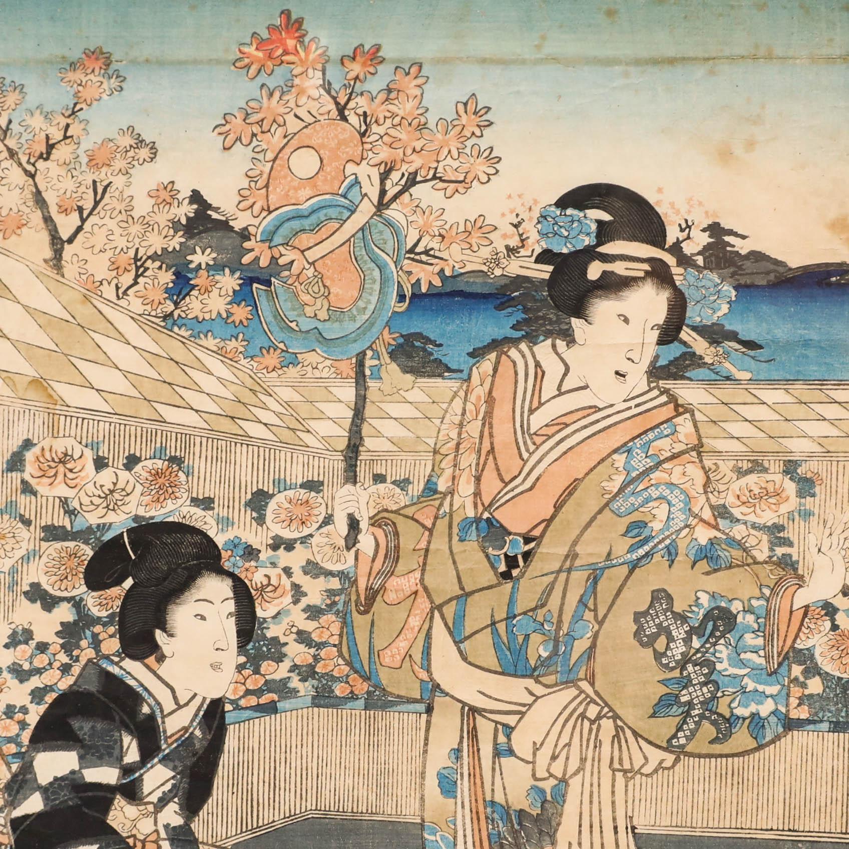 Une vibrante gravure sur bois japonaise du prolifique et éminent artiste ukiyo-e Kunisada Utagawa (1786-1865) représentant deux dames en robe traditionnelle richement ornée parmi des arbres en fleurs. Inscrit avec des caractères en bas à droite.