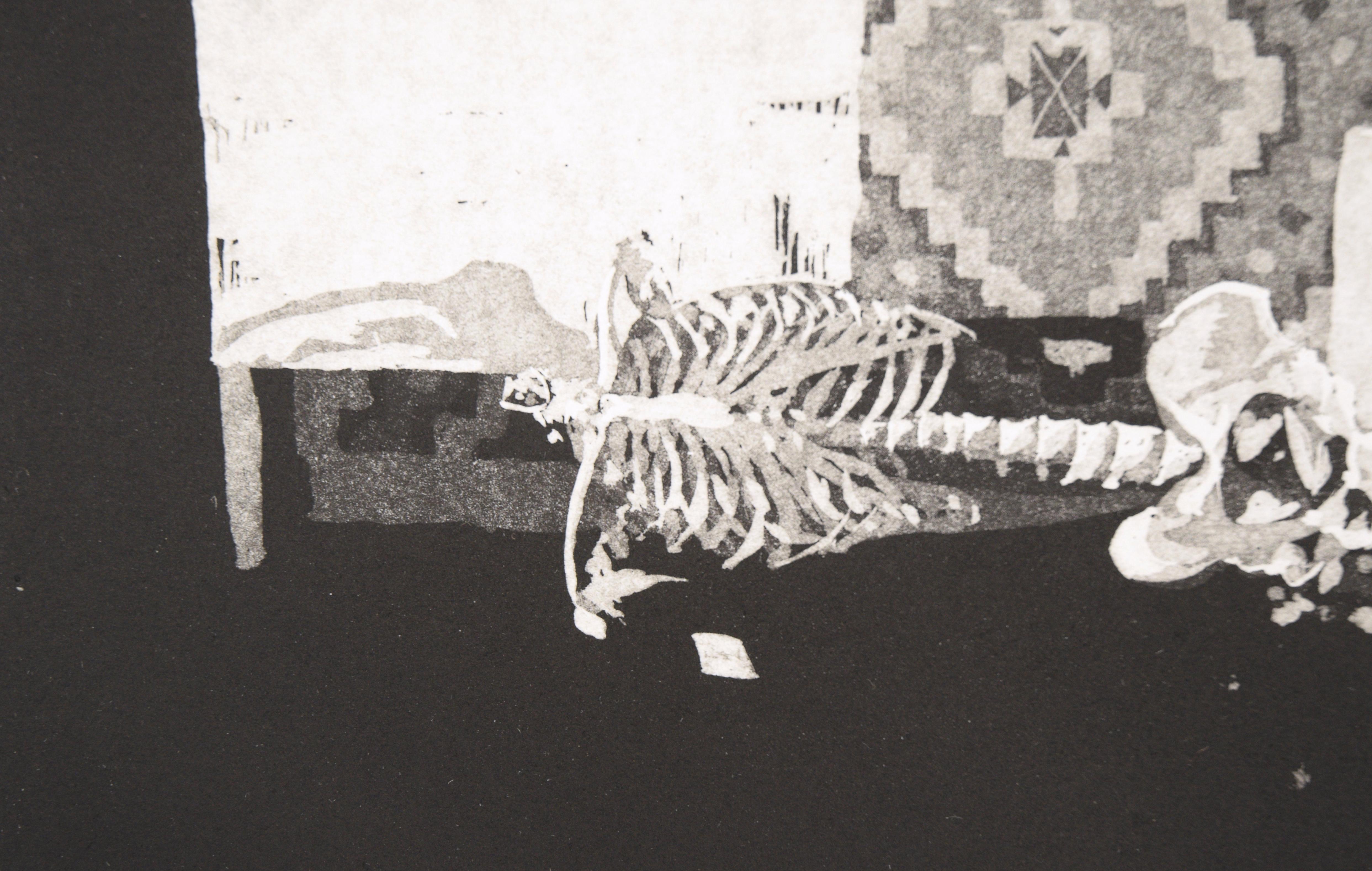 Un'incisione audace e scura con uno scheletro di un artista sconosciuto (20° secolo). La cassa toracica, la colonna vertebrale e i fianchi di uno scheletro sono distesi davanti a dei mobili. Un tavolino si trova su entrambi i lati, con una grande