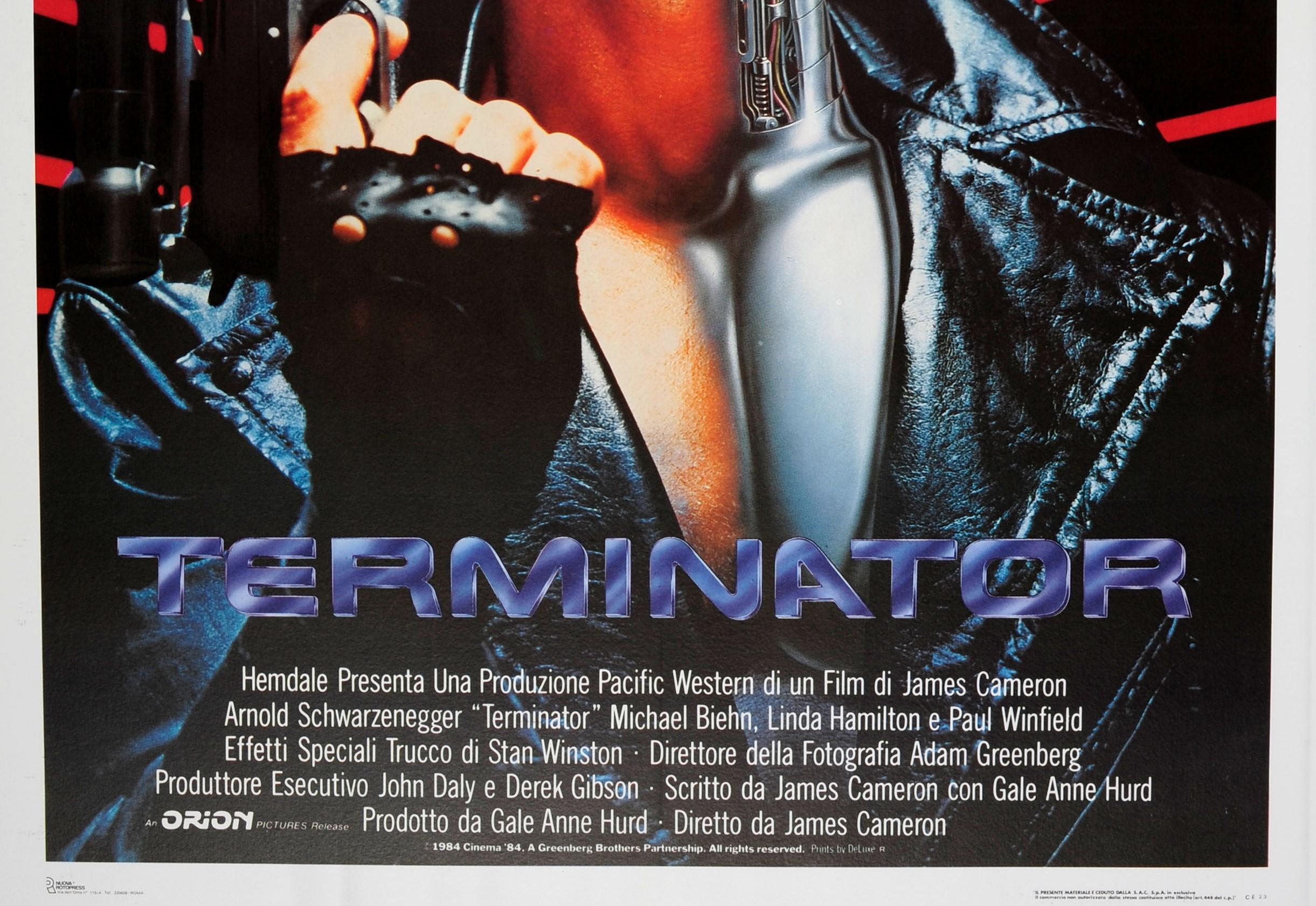 Affiche vintage originale pour la sortie en Italie en 1985 du film de science-fiction américain réalisé par James Cameron - The Terminator - avec Arnold Schwarzenegger dans le rôle principal, Michael Biehn, Linda Hamilton dans le rôle de Sarah