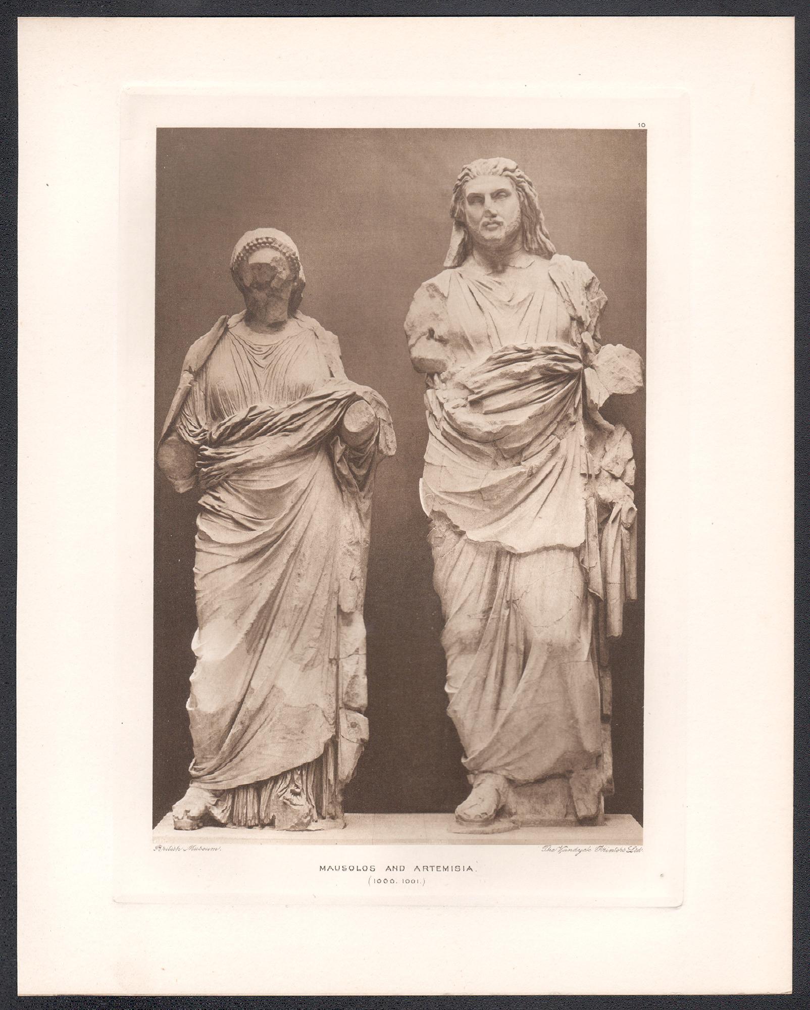 Mausolos y Artemesia, fotograbado de escultura clásica romana del Museo Británico - Print de Unknown