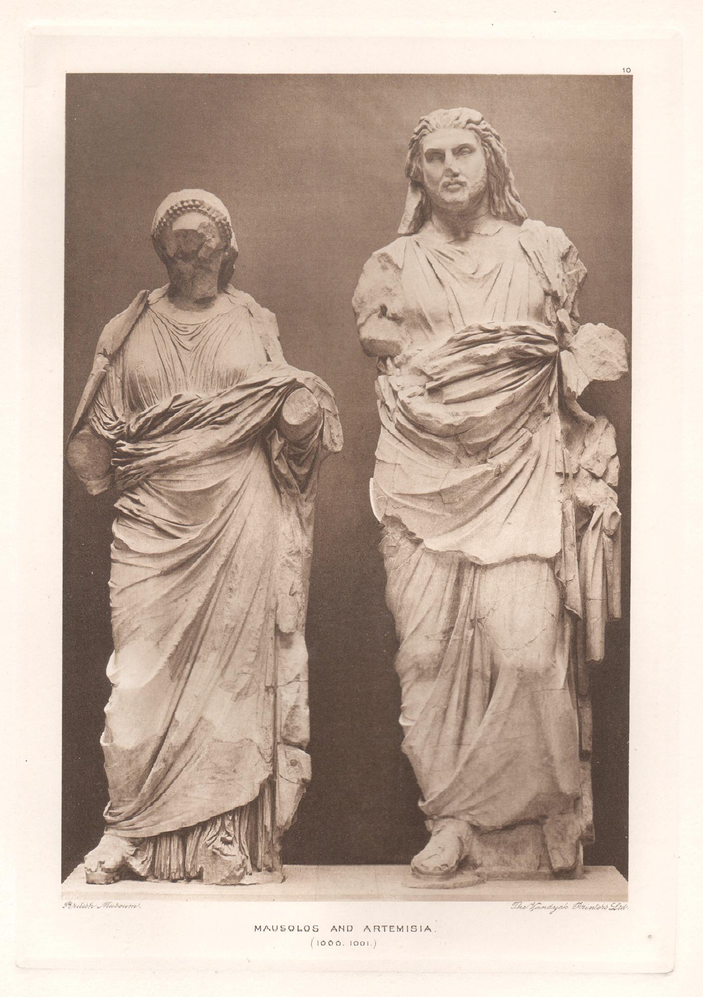 Figurative Print de Unknown - Mausolos y Artemesia, fotograbado de escultura clásica romana del Museo Británico