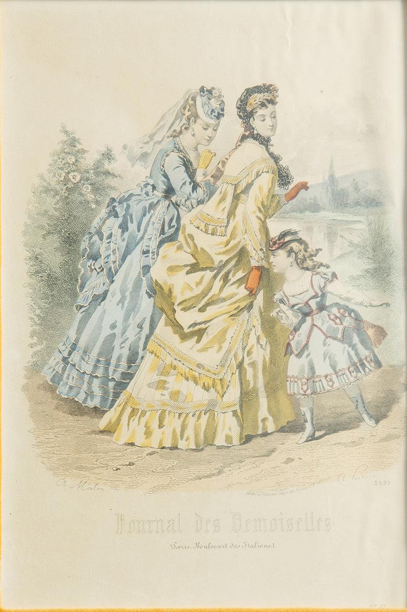 Journal Des Demoiselles Juillet, Nr. 3699, Modes de Paris, gerahmt von Eatons in Montreal Quebec in Holzrahmen mit Gold- und Silberverzierung, um 1875.
 
 Papierformat: 16,5 x 13,5 Zoll (42 x 34 cm)
 Bildgröße: 10 x 7 Zoll (25 x 18 cm)
 Gerahmt: