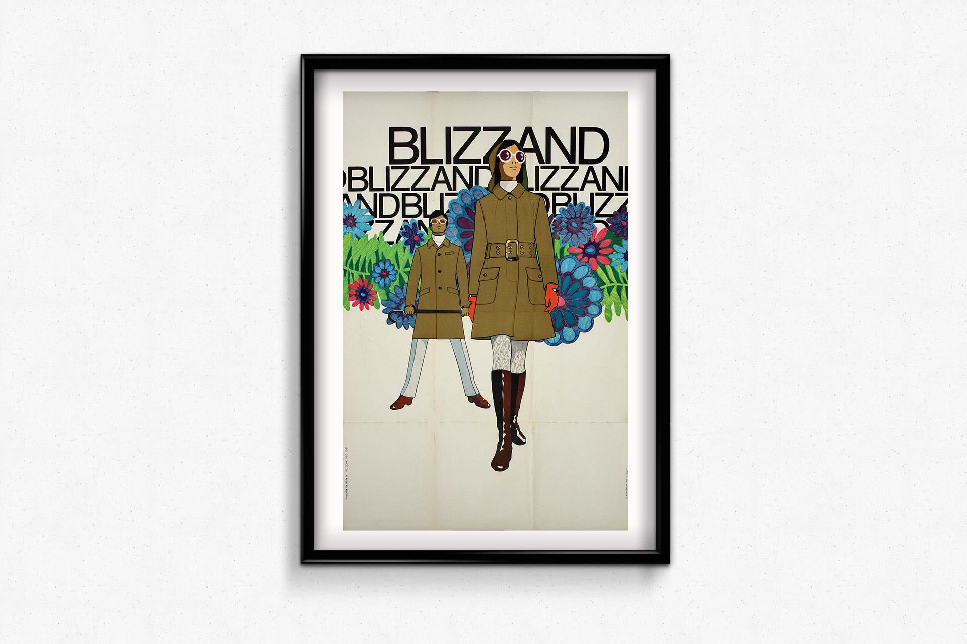Cette étonnante affiche publicitaire originale de 1969 pour Blizzand capture l'esthétique vibrante de la mode et du graphisme de la fin des années 1960. La composition met en scène un homme et une femme vêtus de manteaux kaki chics, rehaussés