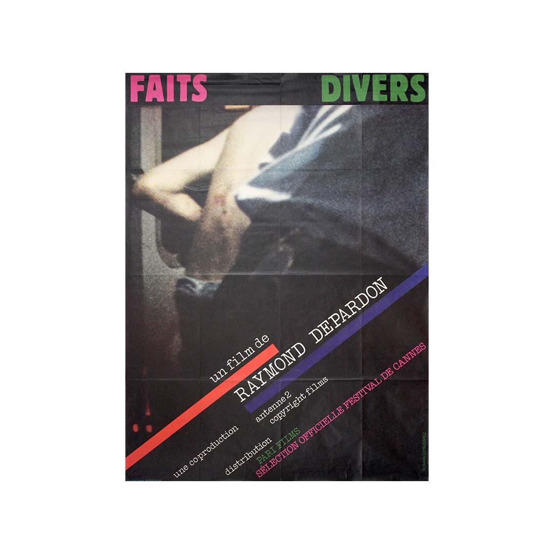 Cette affiche originale de 1983 a été créée pour Faits Divers, le film documentaire captivant du célèbre photojournaliste et cinéaste Raymond Depardon. Présenté en sélection officielle au Festival de Cannes, le film offre un regard de cinéma vérité