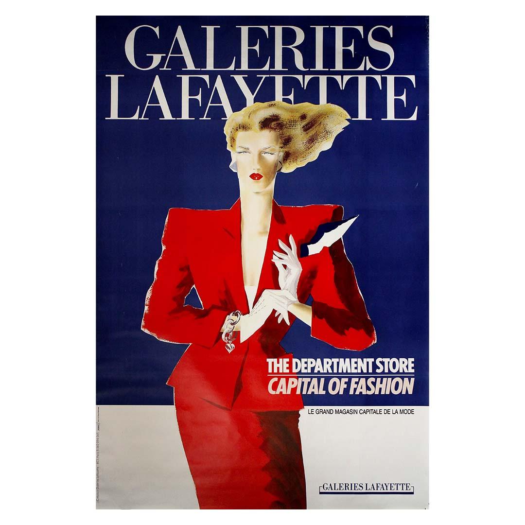 Audacieuse, glamour et rayonnant du chic des années 1980, cette affiche originale de 1984 pour les Galeries Lafayette capture l'essence de la mode parisienne dans ce qu'elle a de plus imposant. Vêtue d'un costume cramoisi aux épaules marquées, à la