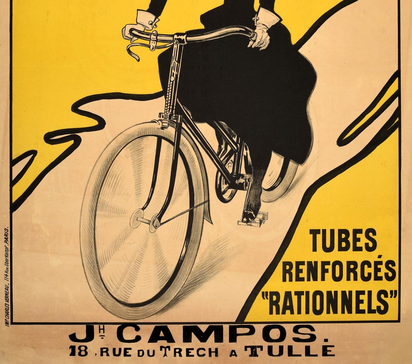 Affiche publicitaire originale et ancienne pour les bicyclettes Hurtu présentant une grande illustration d'une dame habillée à la mode portant une robe noire et un chapeau à plumes faisant du vélo sur un fond jaune sous l'inscription stylisée en