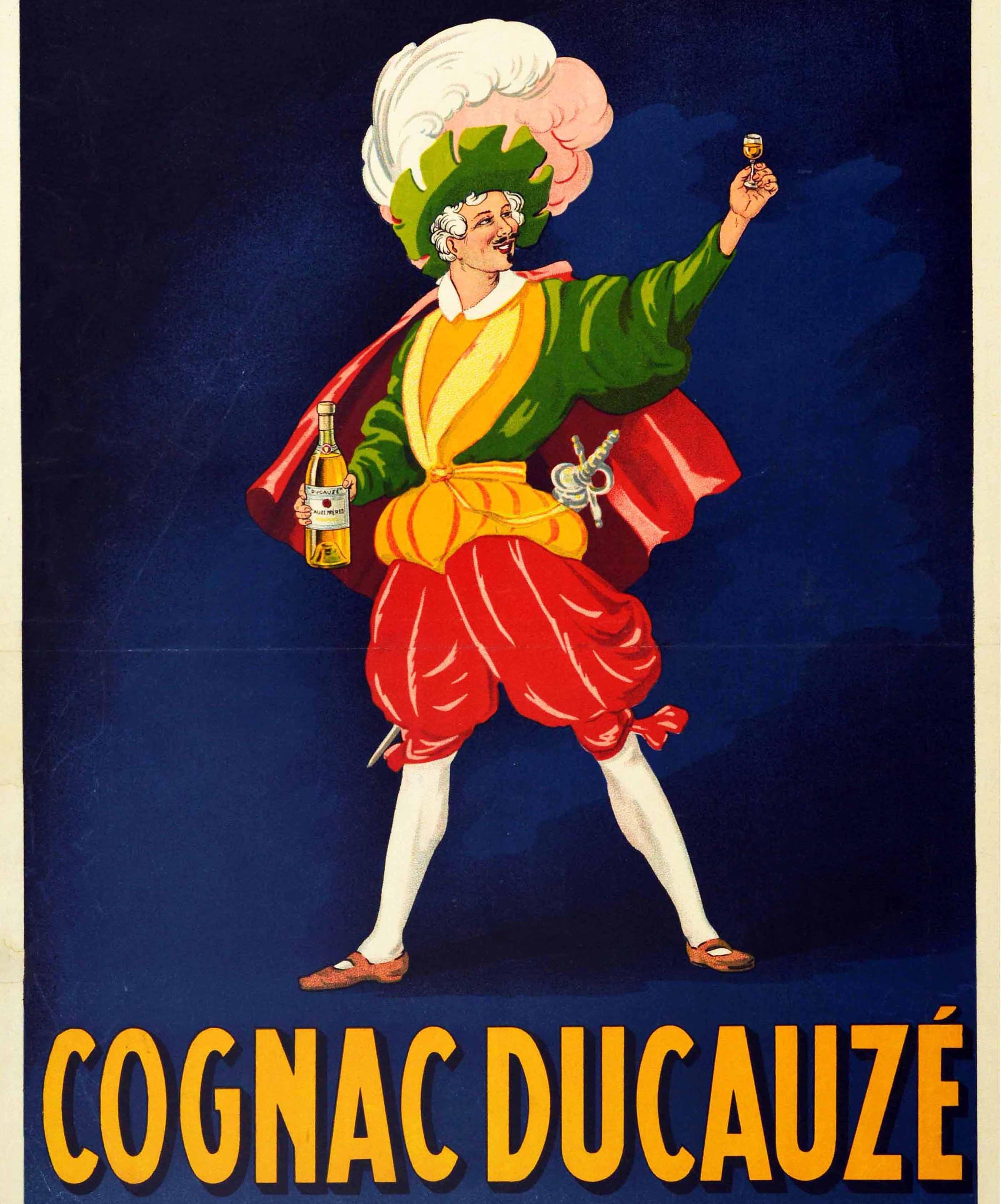 Original antike Getränk Werbung Plakat für Cognac Ducauze Fama A Base De Calidad / Fame Based On Quality mit einem lebendigen und Spaß Design eines lächelnden Mannes in Piraten oder Musketier-Stil Kleidung in einem grünen und gelben Jacke mit einem