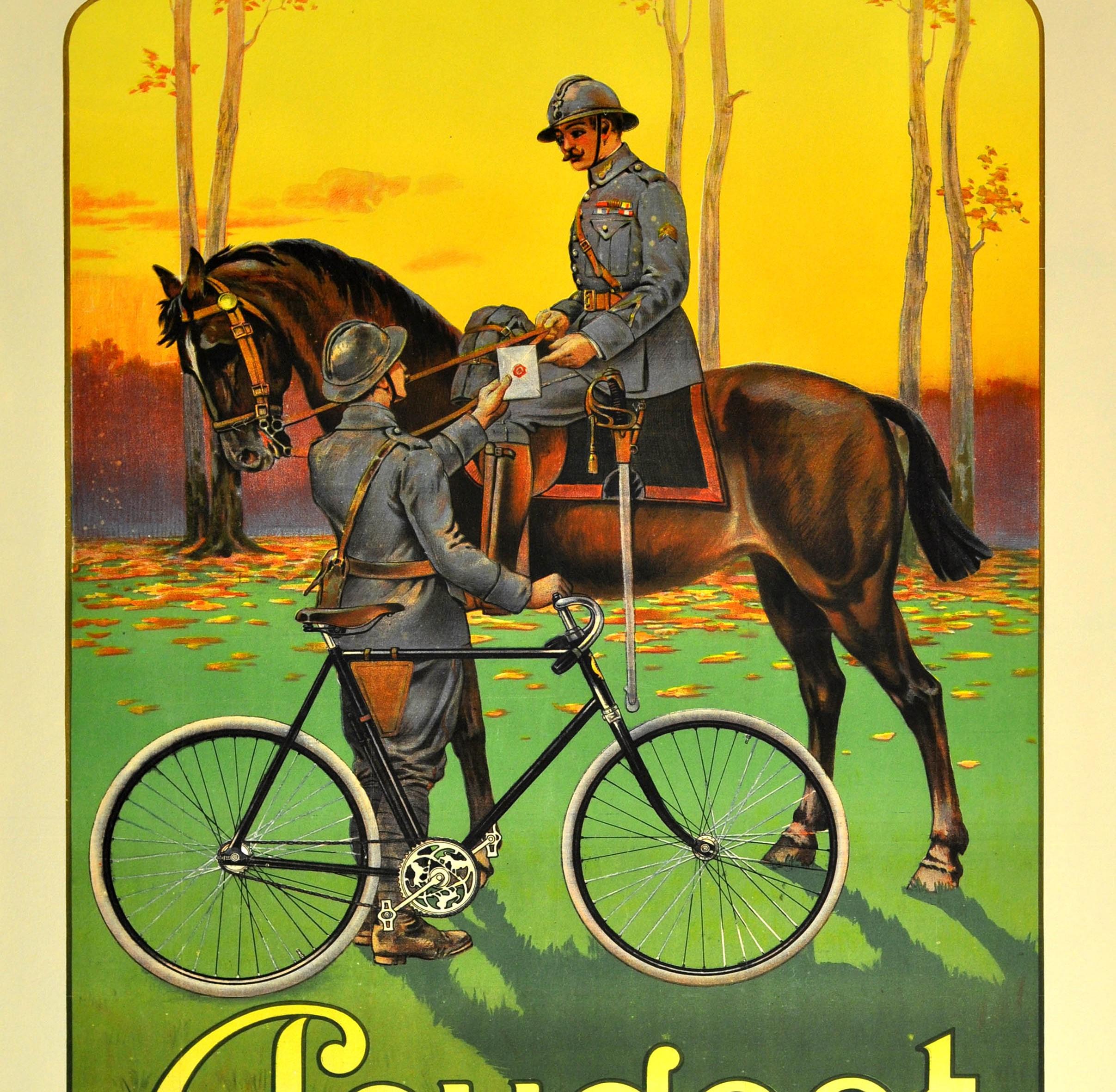 Großes originales antikes Werbeplakat für Peugeot-Fahrräder mit einer großartigen Szene in der Landschaft, die einen Armee-Boten in eleganter Soldatenuniform zeigt, der ein schwarzes Peugeot-Fahrrad (mit einem verzierten Pedal-Zahnrad-Mechanismus)