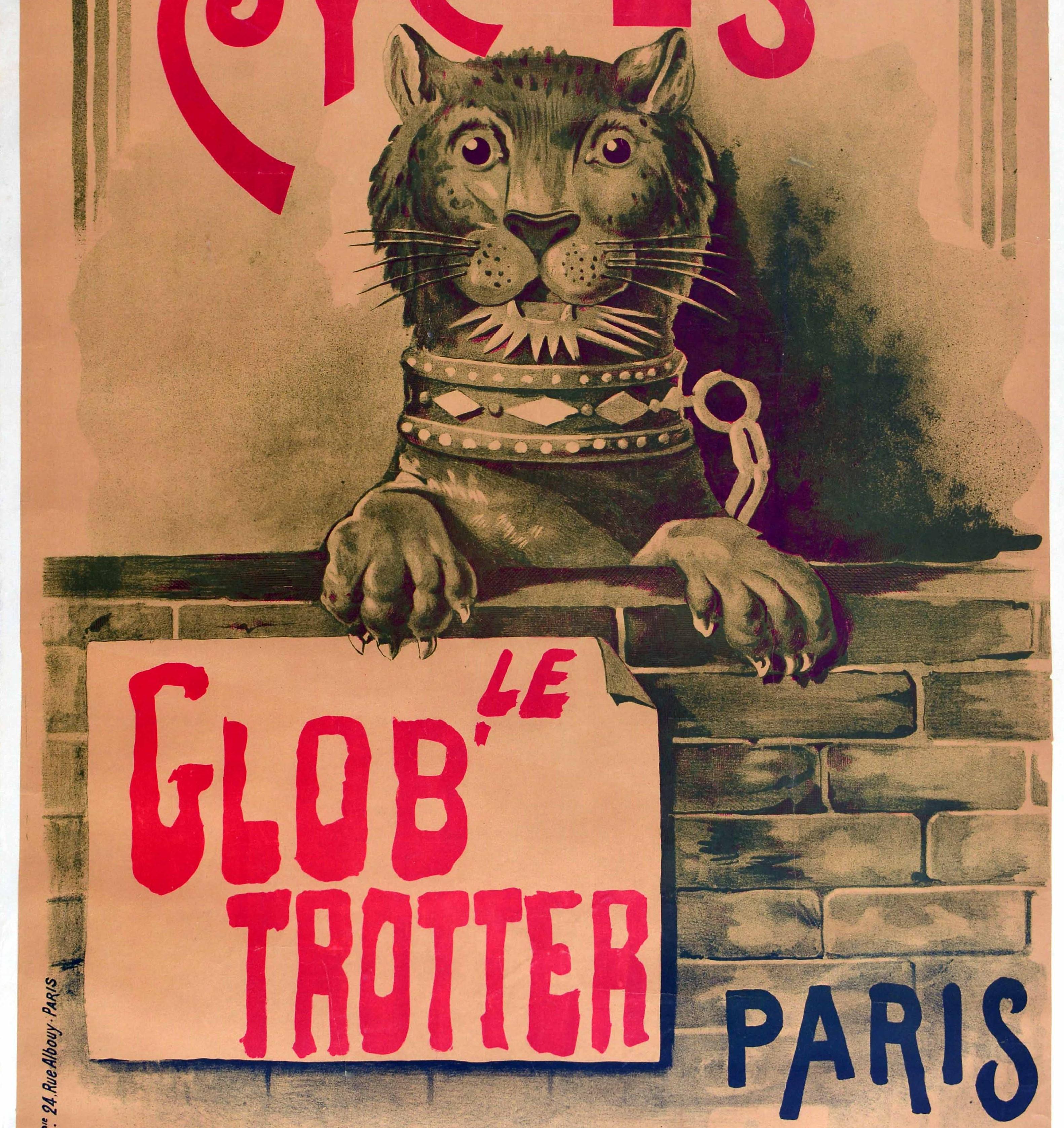 Originales, antikes Fahrrad-Werbeplakat für Le Glob' Trotter Cycles Paris mit der großartigen Darstellung einer Löwin, die dem Betrachter entgegenblickt und sich mit ihren Pfoten an einer Backsteinmauer festkrallt, auf der ein Schild für The Globe