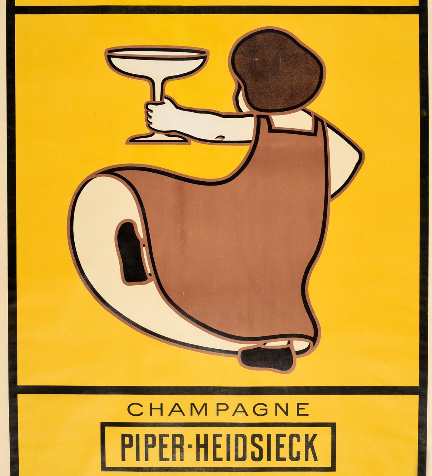 Affiche publicitaire originale et ancienne pour le champagne Piper-Heidsieck, représentant une dame tenant un grand verre de champagne sur un fond jaune, avec l'inscription en gras au-dessus et au-dessous des lignes de marge encadrées. La société