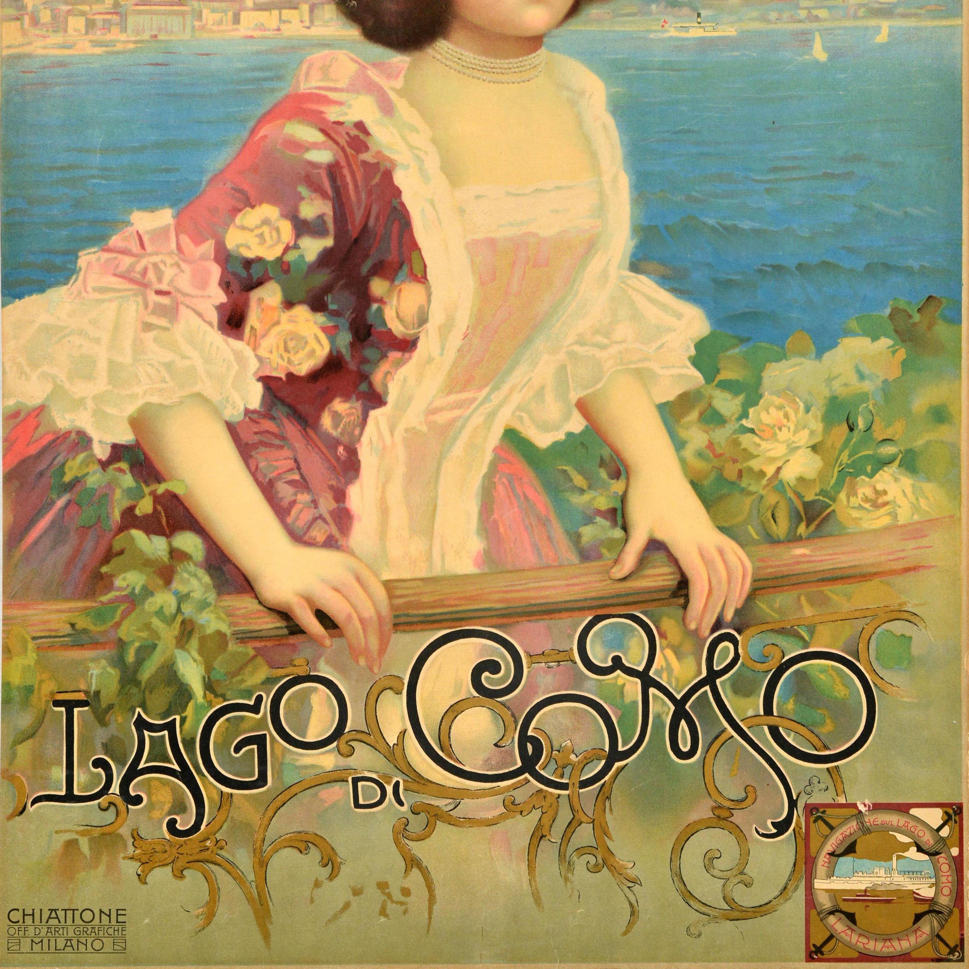 Originales antikes Reiseplakat für den Lago di Como mit einem eleganten Kunstwerk aus der Belle Epoque, das eine Dame in einem rosafarbenen Blumenkleid mit einer Blume im Haar zeigt, die an einer dekorativen Reling vor Segelbooten und Dampfschiffen