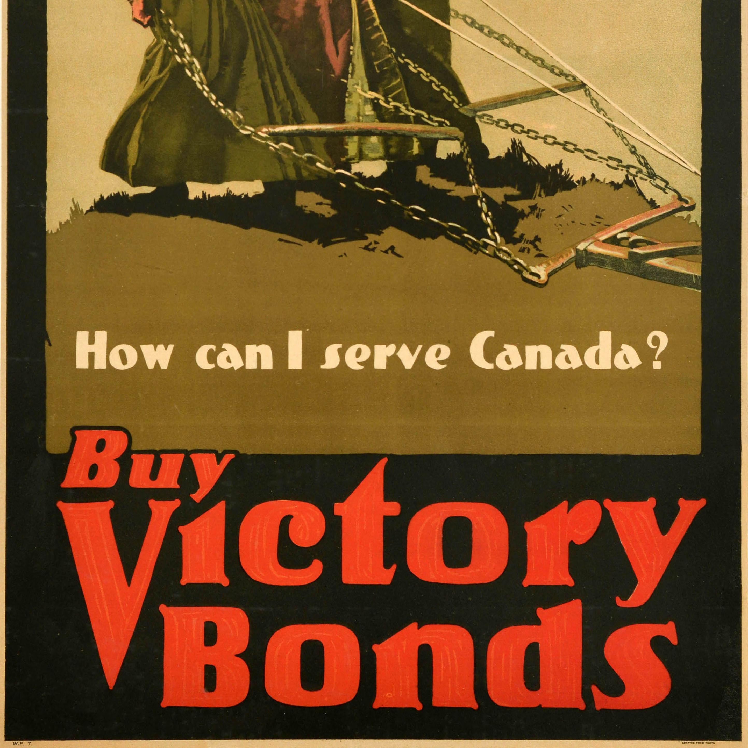 Antico manifesto originale del fronte interno della Prima Guerra Mondiale - Servono la Francia Come posso servire il Canada? Compra Victory Bonds - con un'illustrazione di tre donne che tirano un aratro su una collina usando catene e corde con il