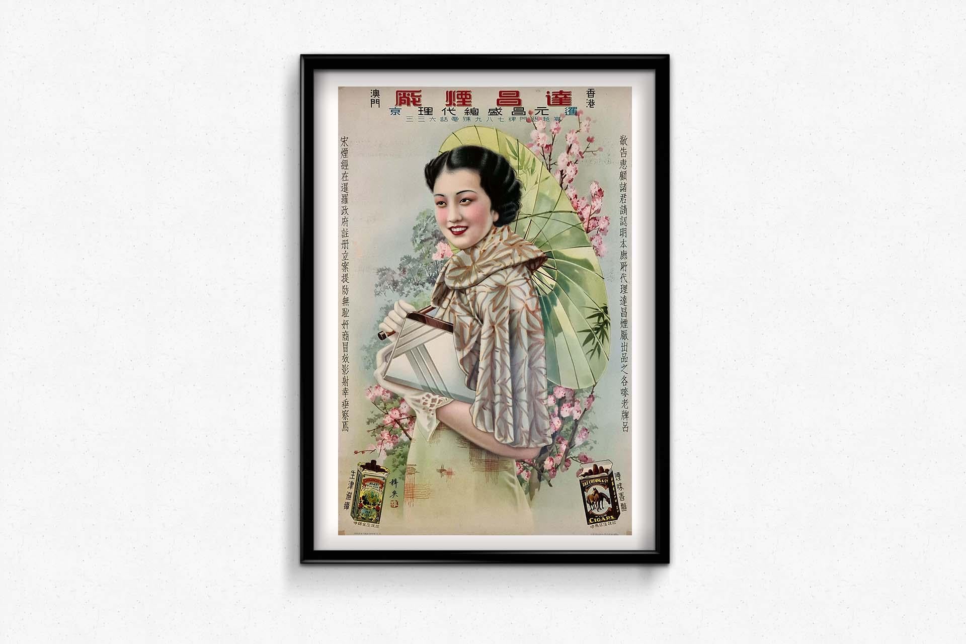 Dieses Originalplakat von Tat Cheong & Co. aus der Zeit um 1900 ist ein beeindruckendes Beispiel für frühe chinesische Werbung, die für die Premium-Zigarren der Marke wirbt. Die zentrale Figur einer traditionell gekleideten Frau, die eine dekorative