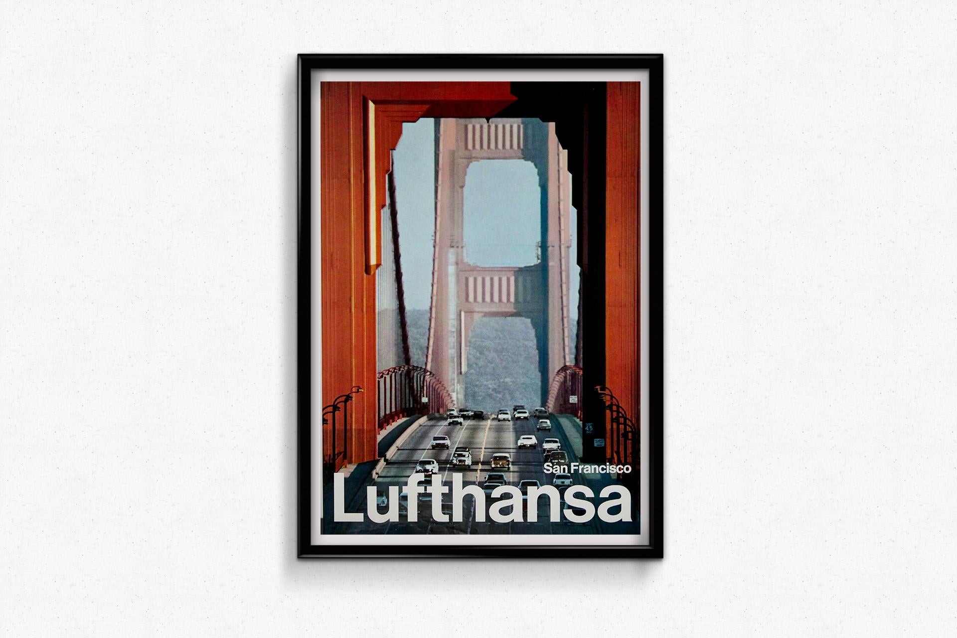 Cette étonnante affiche de voyage originale de la Lufthansa, datant de 1970, illustre l'identité visuelle audacieuse du tourisme international d'après-guerre. Encadrée par les emblématiques arches d'acier rouge du Golden Gate Bridge, l'image conduit