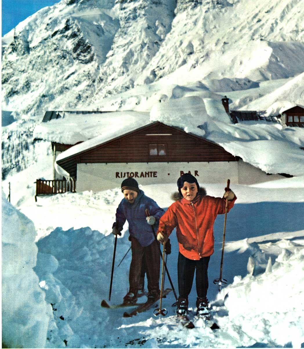 Affiche de voyage italienne vintage d'Alitalia Airlines sur le ski  Alpes italiennes - Bleu Portrait Print par Unknown