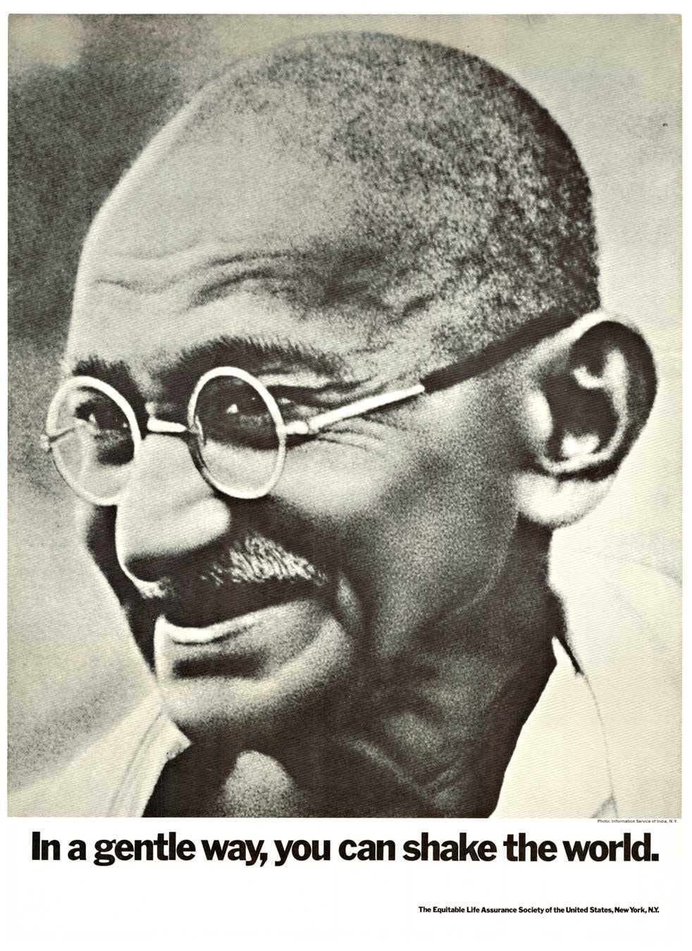 Originales inspirierendes Vintage-Poster von Mahatma Gandi „In a gentle way... – Print von Unknown