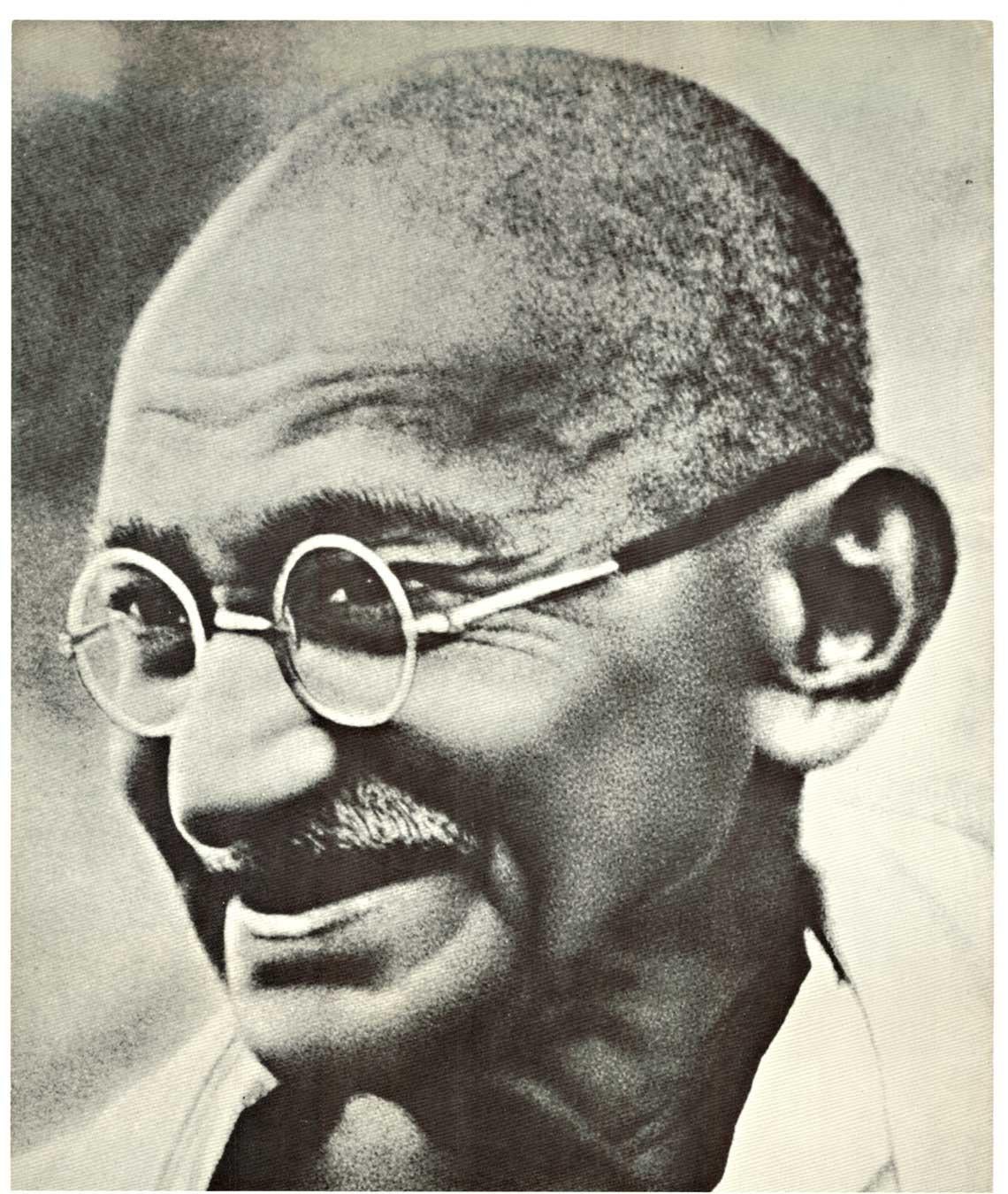 Originales inspirierendes Vintage-Poster von Mahatma Gandi „In a gentle way... (Amerikanischer Realismus), Print, von Unknown