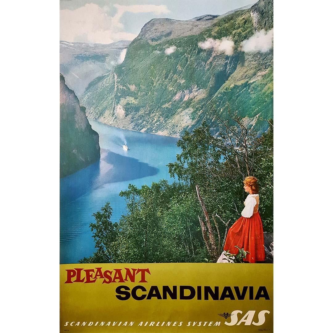 Hübsches Poster der Fluggesellschaft SAS, Scandinavian Airlines System mit einem schönen Bild des Geirangerfjords in Norwegen.

Der Geirangerfjord ist einer der schönsten Fjorde Norwegens.
Der Geirangerfjord ist ein wahres Land- und Wasserparadies.