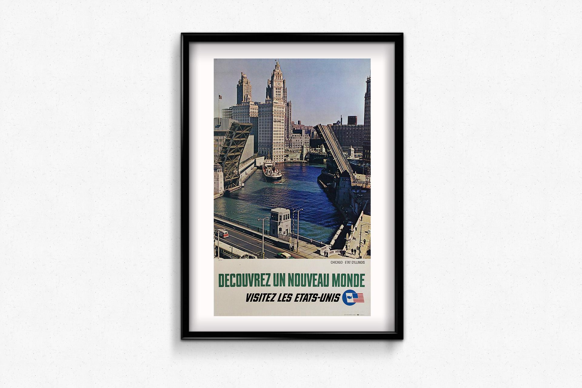 This vibrant original travel poster from the early 1960s invites French-speaking tourists to explore Chicago, the iconic metropolis of the State of Illinois. Issued as part of a broader tourism campaign promoting the United States abroad, it proudly